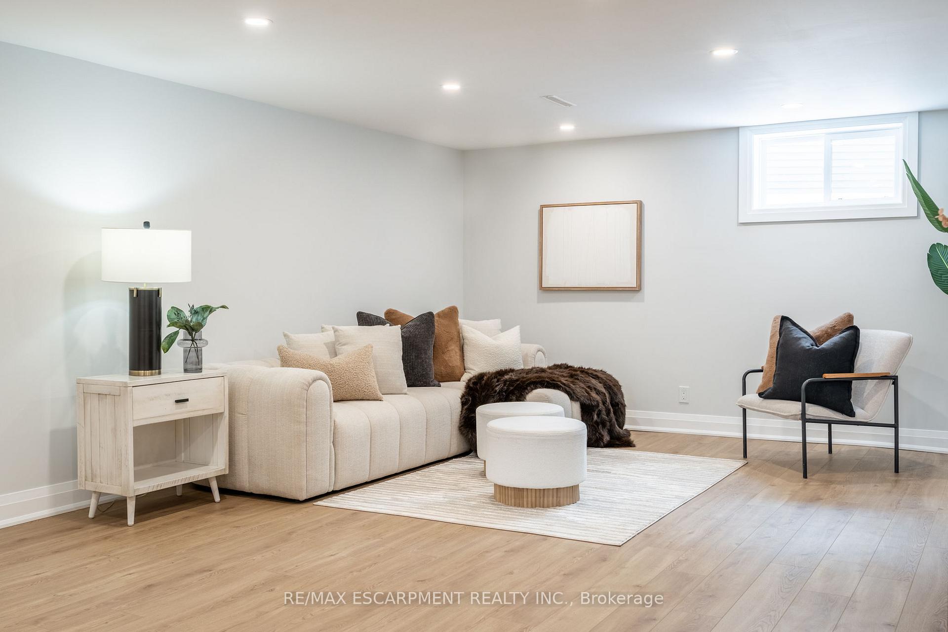 Photo 37 of 11 James Street, Hamilton, Waterdown — HOMEH