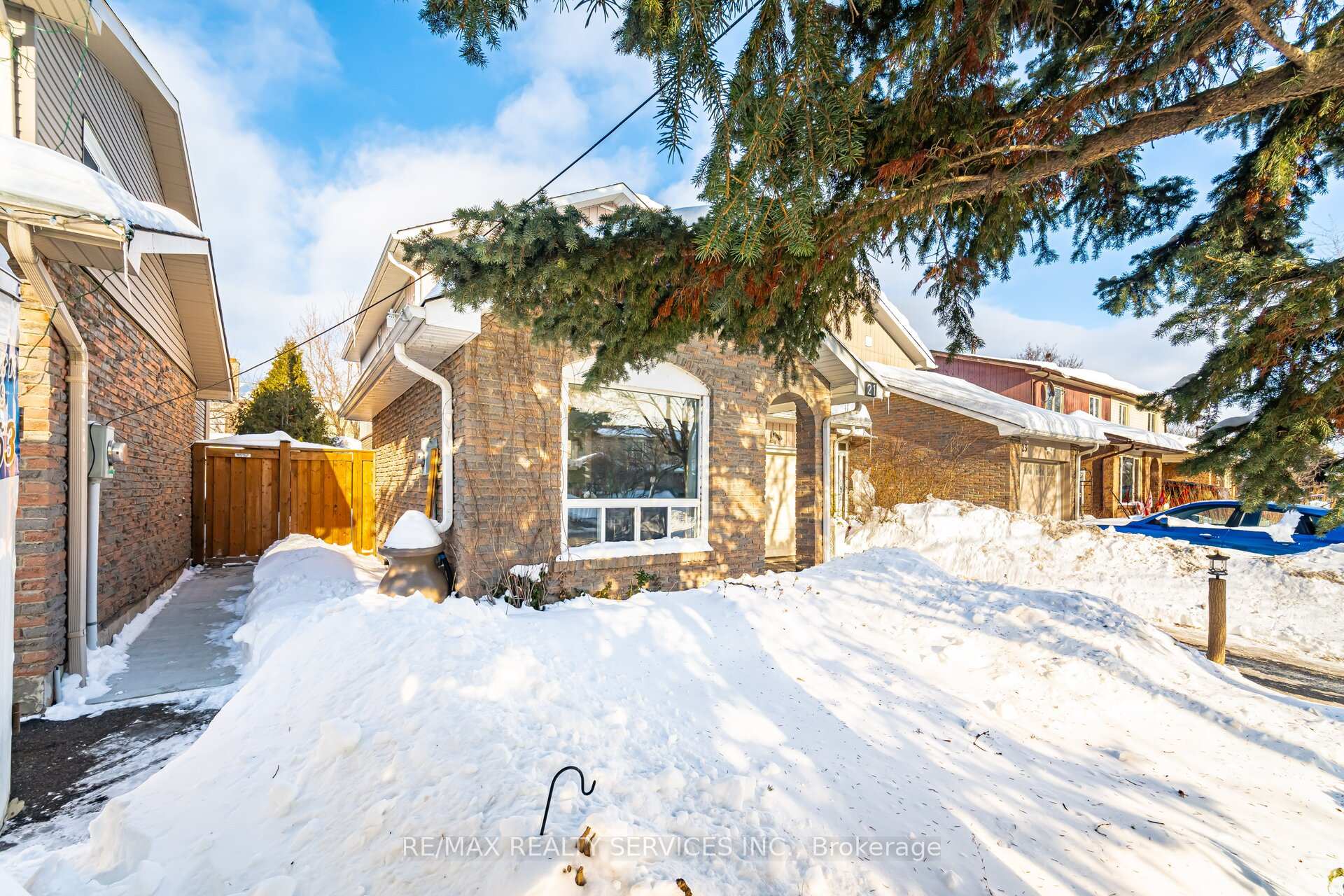 Photo 3 of 21 Camberley Crescent, Brampton, Brampton North — HOMEH