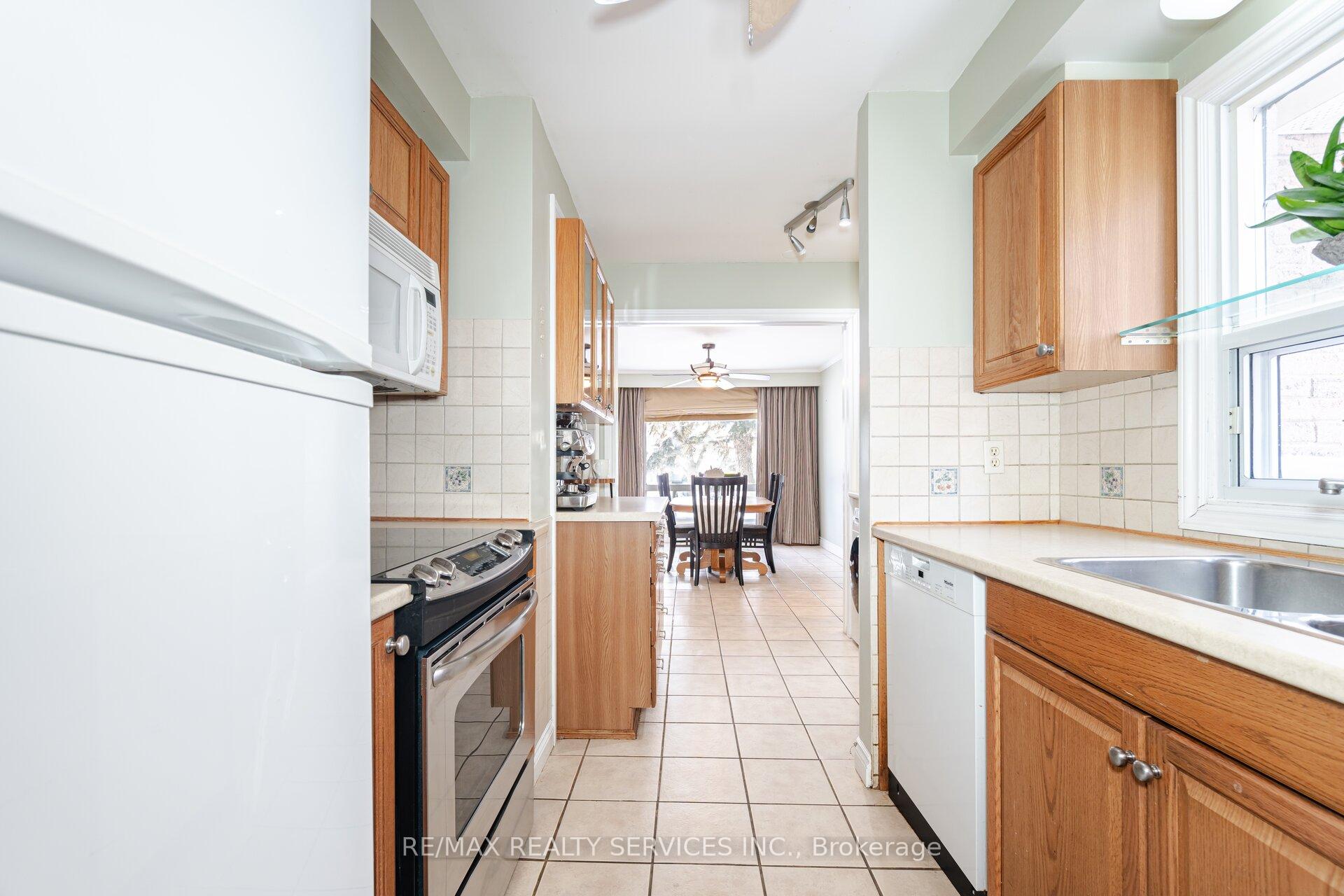 Photo 4 of 21 Camberley Crescent, Brampton, Brampton North — HOMEH