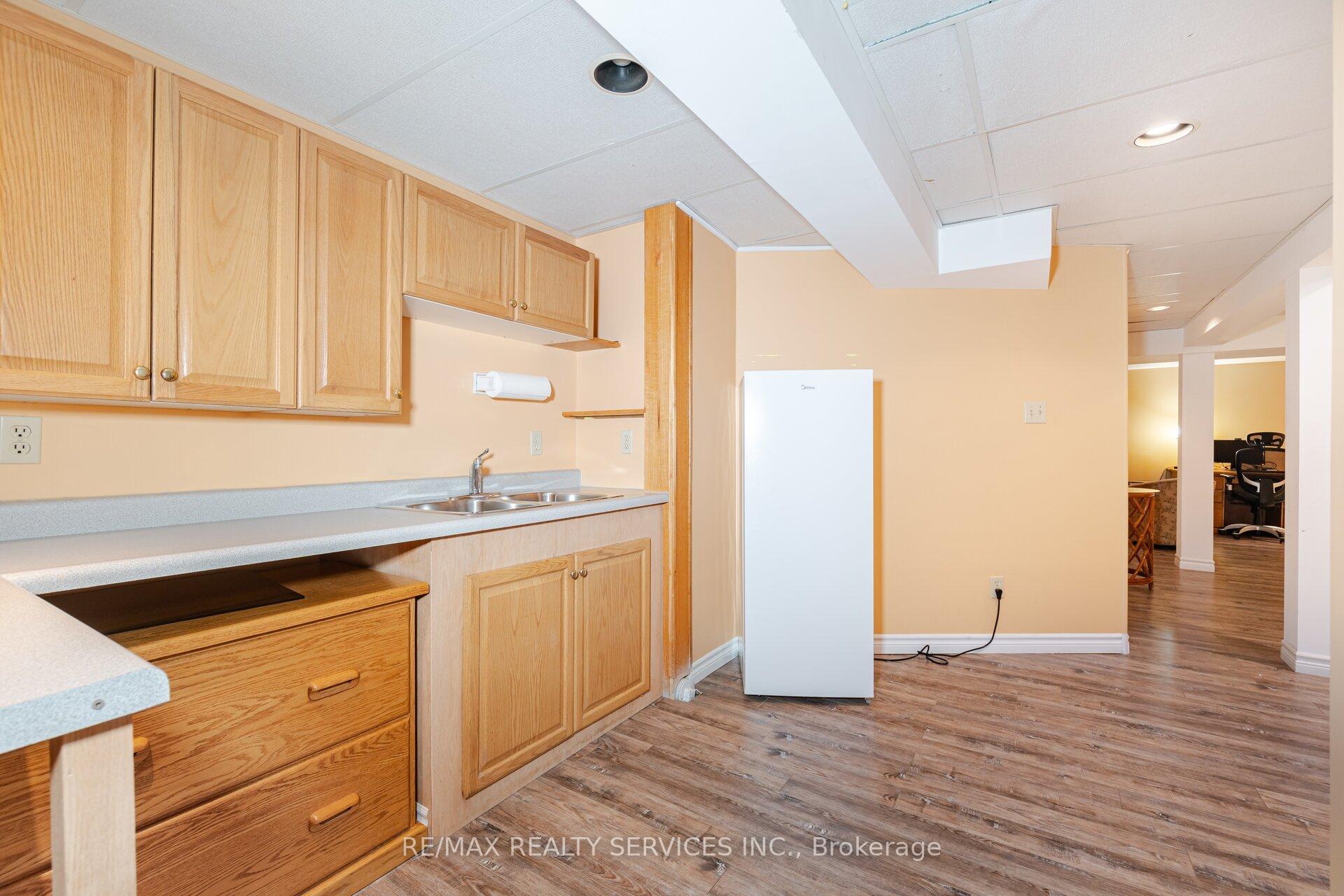 Photo 20 of 21 Camberley Crescent, Brampton, Brampton North — HOMEH