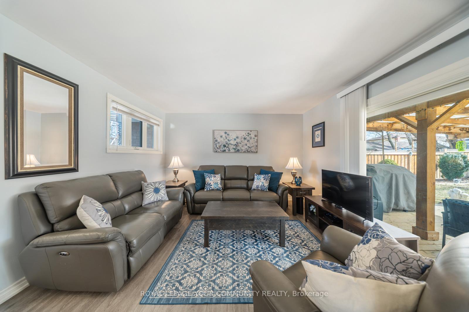Photo 4 of 37 Burgby Avenue, Brampton, Northwood Park — HOMEH