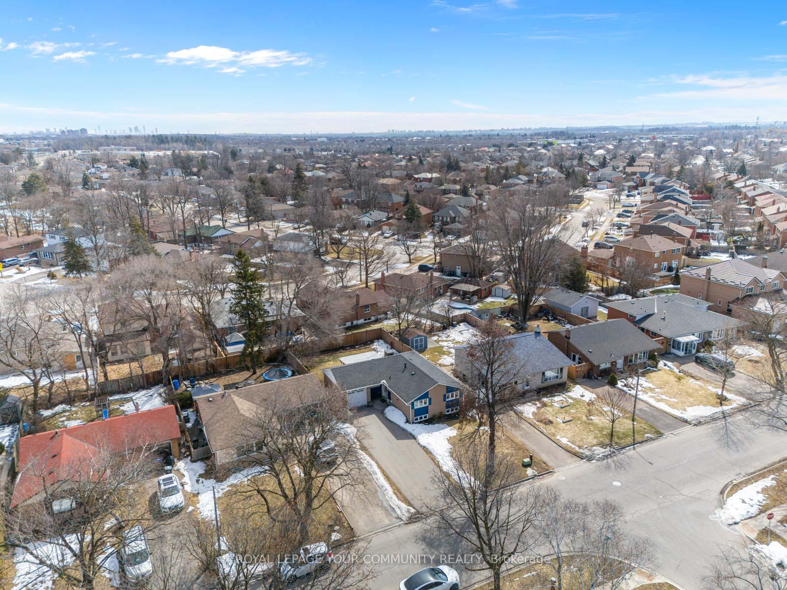 Photo 40 of 37 Burgby Avenue, Brampton, Northwood Park — HOMEH