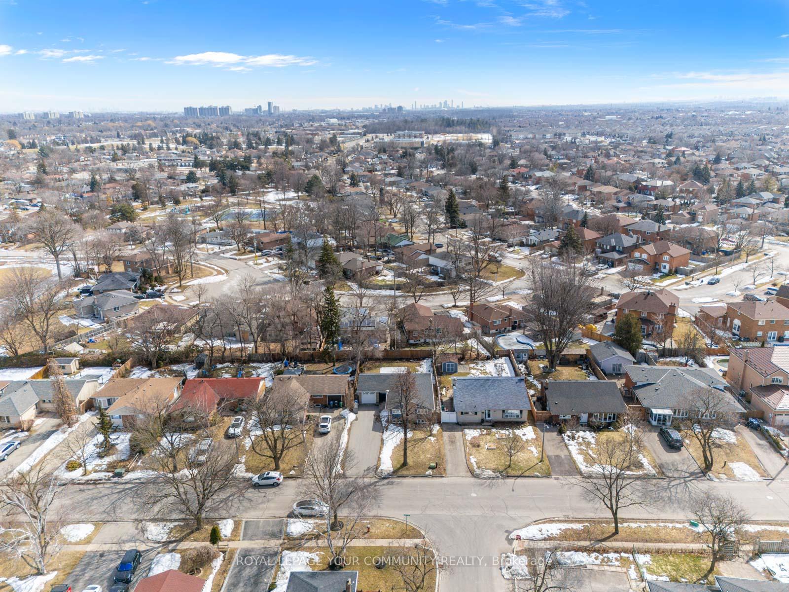 Photo 39 of 37 Burgby Avenue, Brampton, Northwood Park — HOMEH