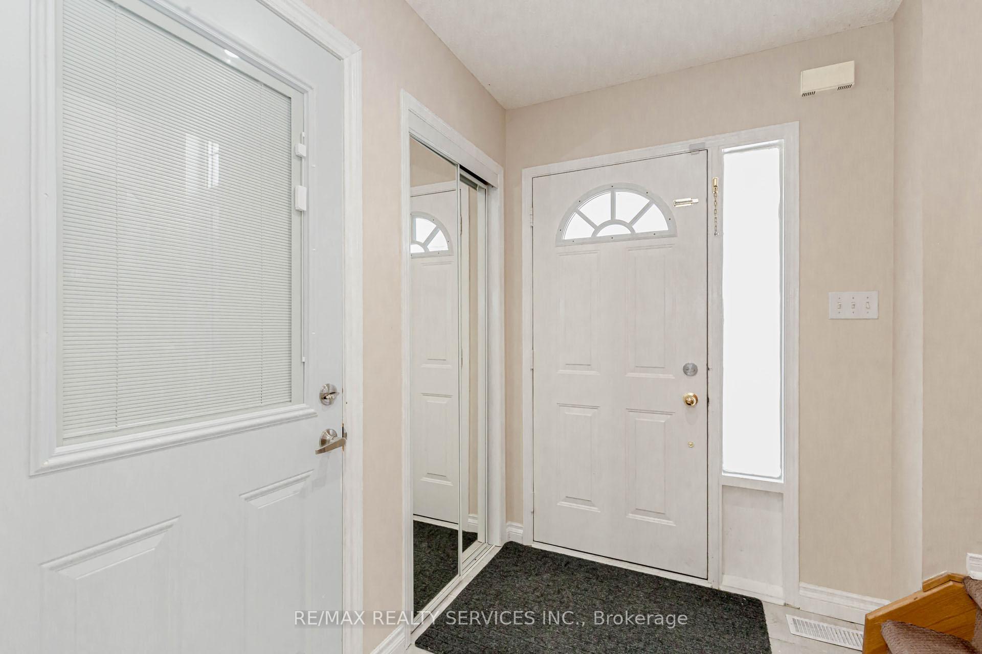 Photo 5 of 47 Oakmeadow Drive, Brampton, Fletcher's Meadow — HOMEH