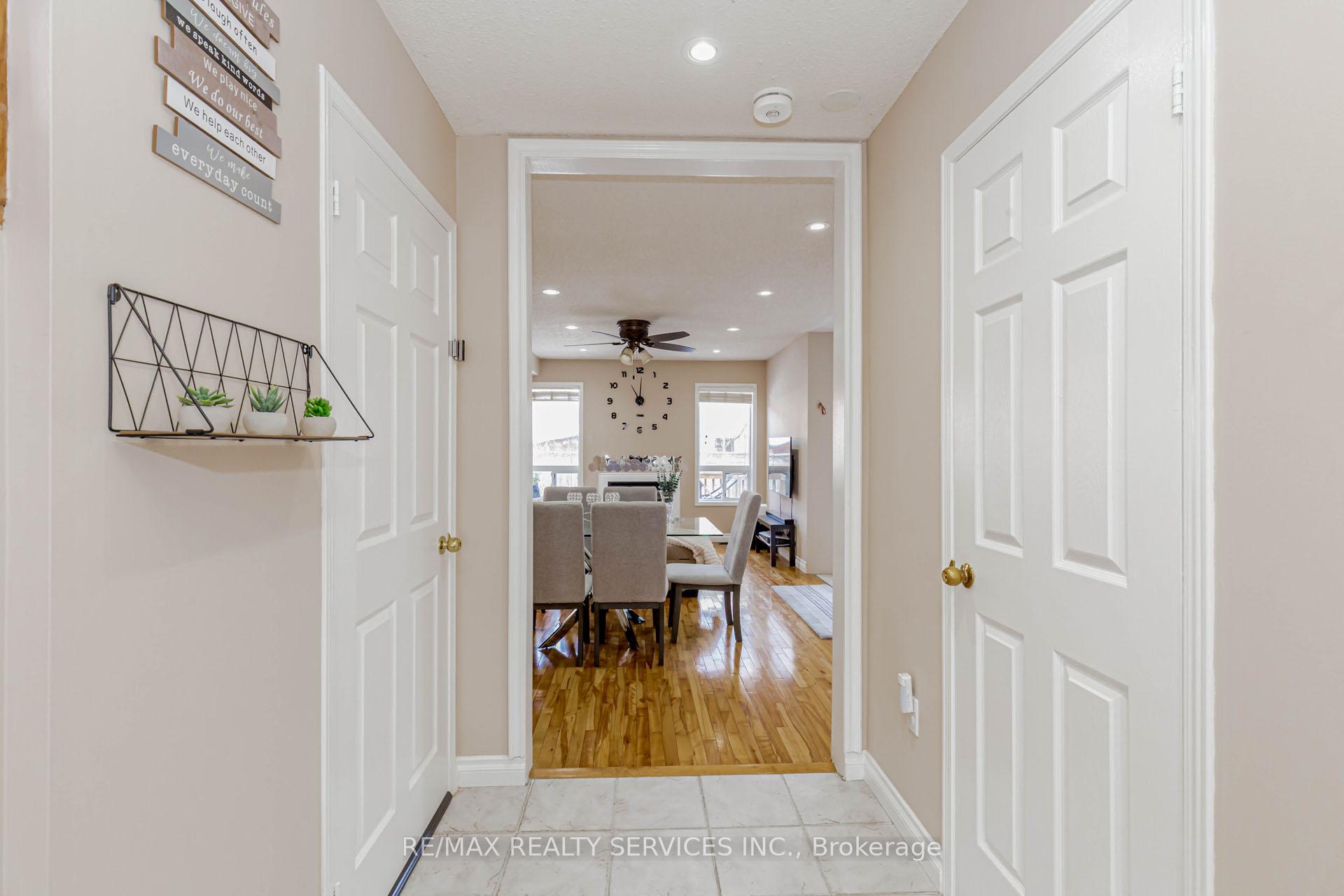 Photo 4 of 47 Oakmeadow Drive, Brampton, Fletcher's Meadow — HOMEH