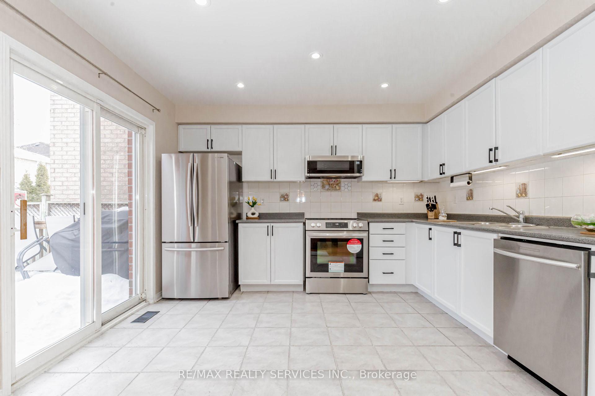 Photo 12 of 47 Oakmeadow Drive, Brampton, Fletcher's Meadow — HOMEH