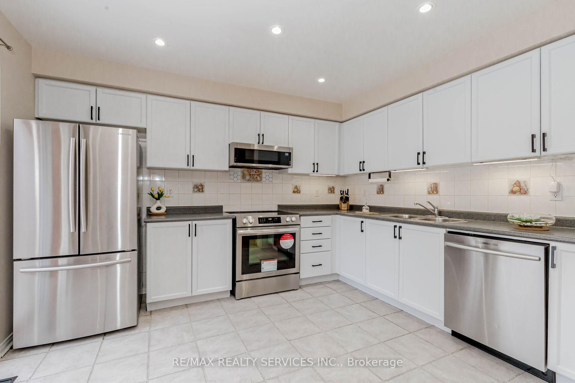 Photo 14 of 47 Oakmeadow Drive, Brampton, Fletcher's Meadow — HOMEH