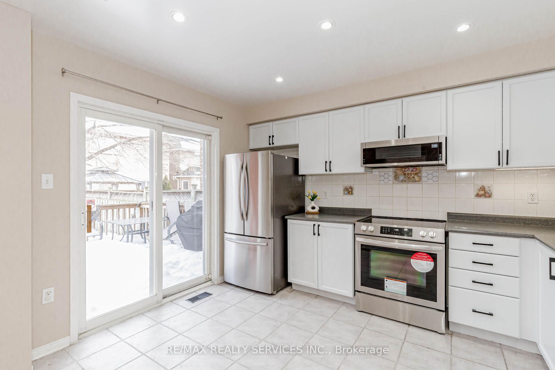 Photo 15 of 47 Oakmeadow Drive, Brampton, Fletcher's Meadow — HOMEH