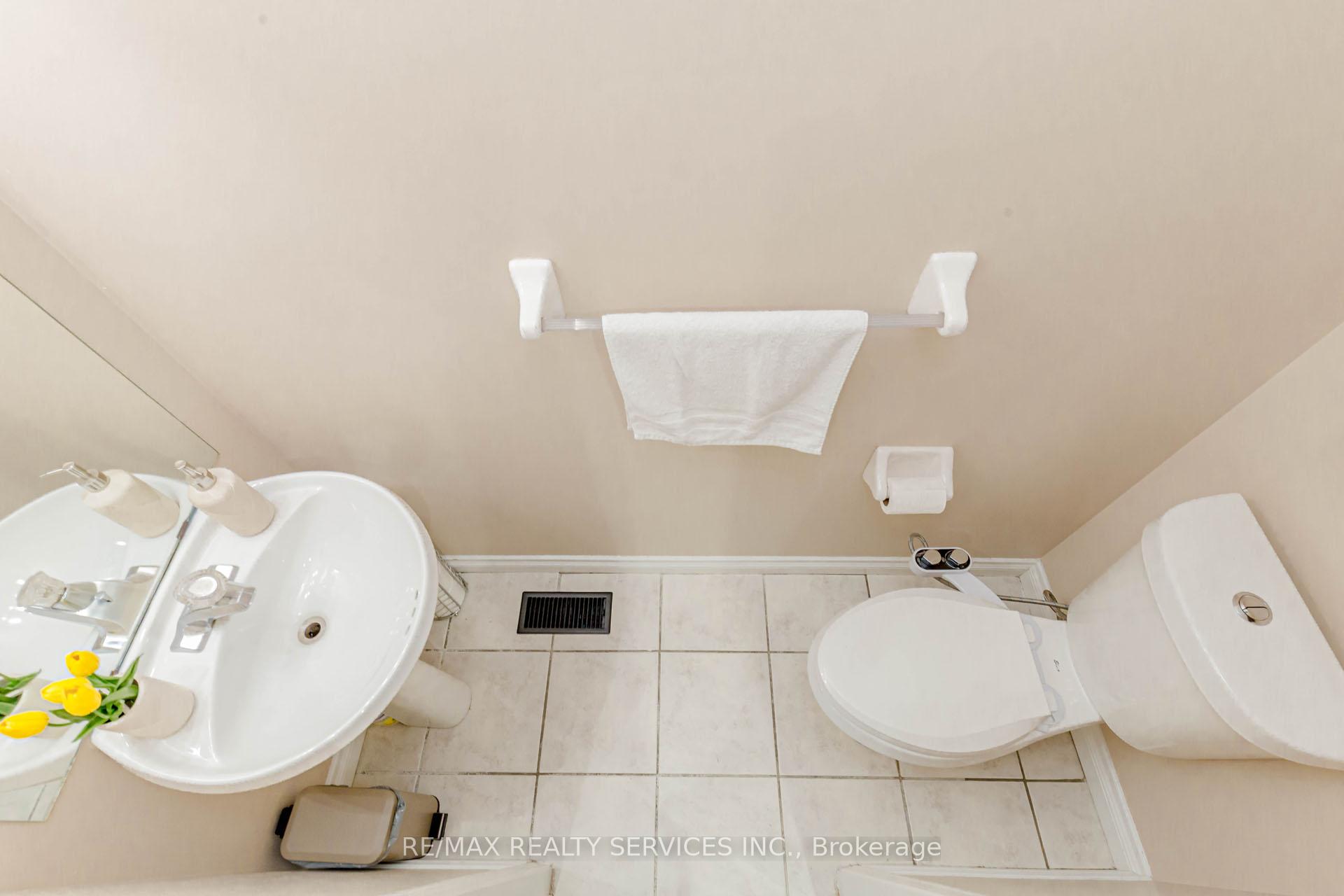 Photo 17 of 47 Oakmeadow Drive, Brampton, Fletcher's Meadow — HOMEH