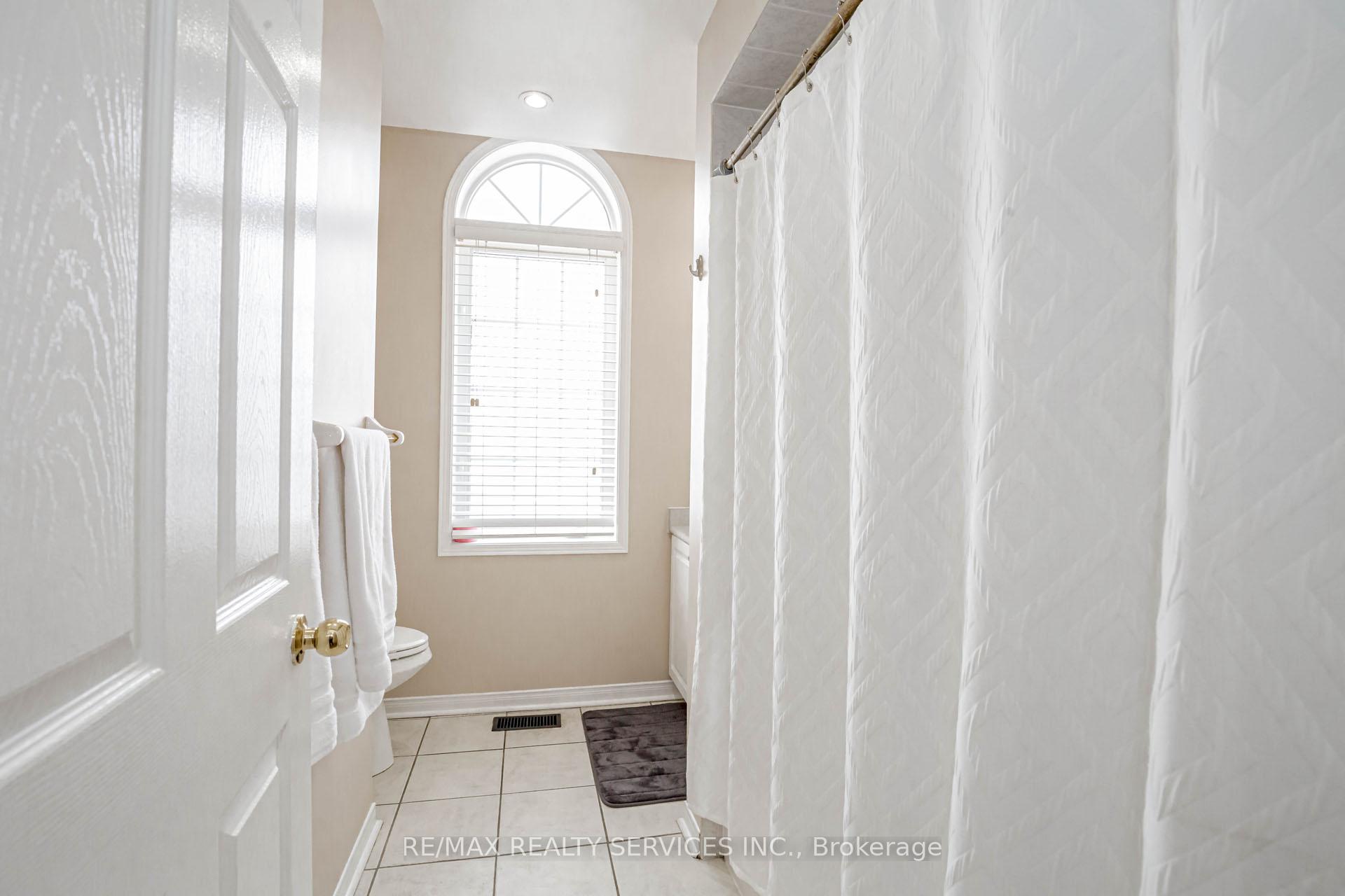 Photo 23 of 47 Oakmeadow Drive, Brampton, Fletcher's Meadow — HOMEH
