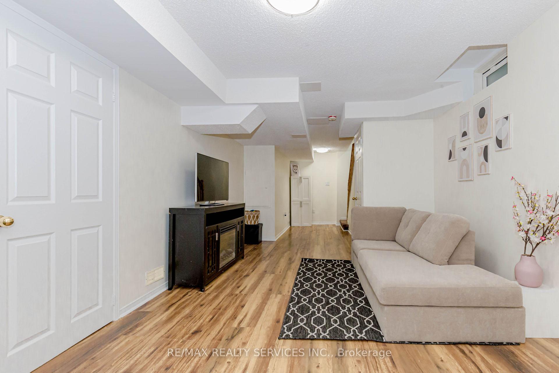 Photo 31 of 47 Oakmeadow Drive, Brampton, Fletcher's Meadow — HOMEH