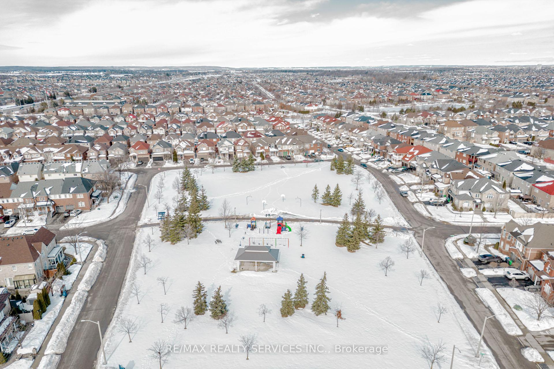 Photo 39 of 47 Oakmeadow Drive, Brampton, Fletcher's Meadow — HOMEH