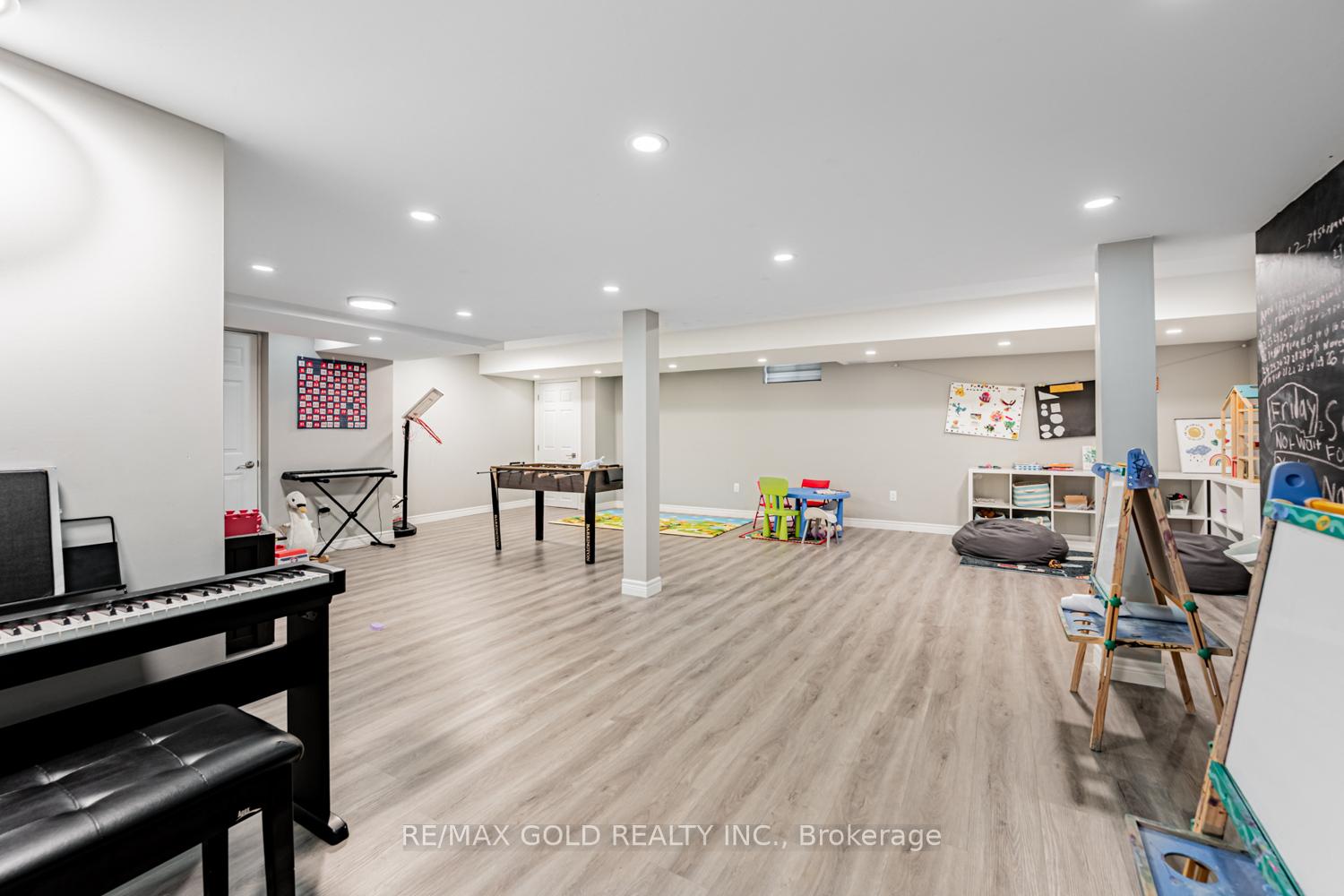 Photo 34 of 54 Viewmount Crescent, Brampton, Snelgrove — HOMEH