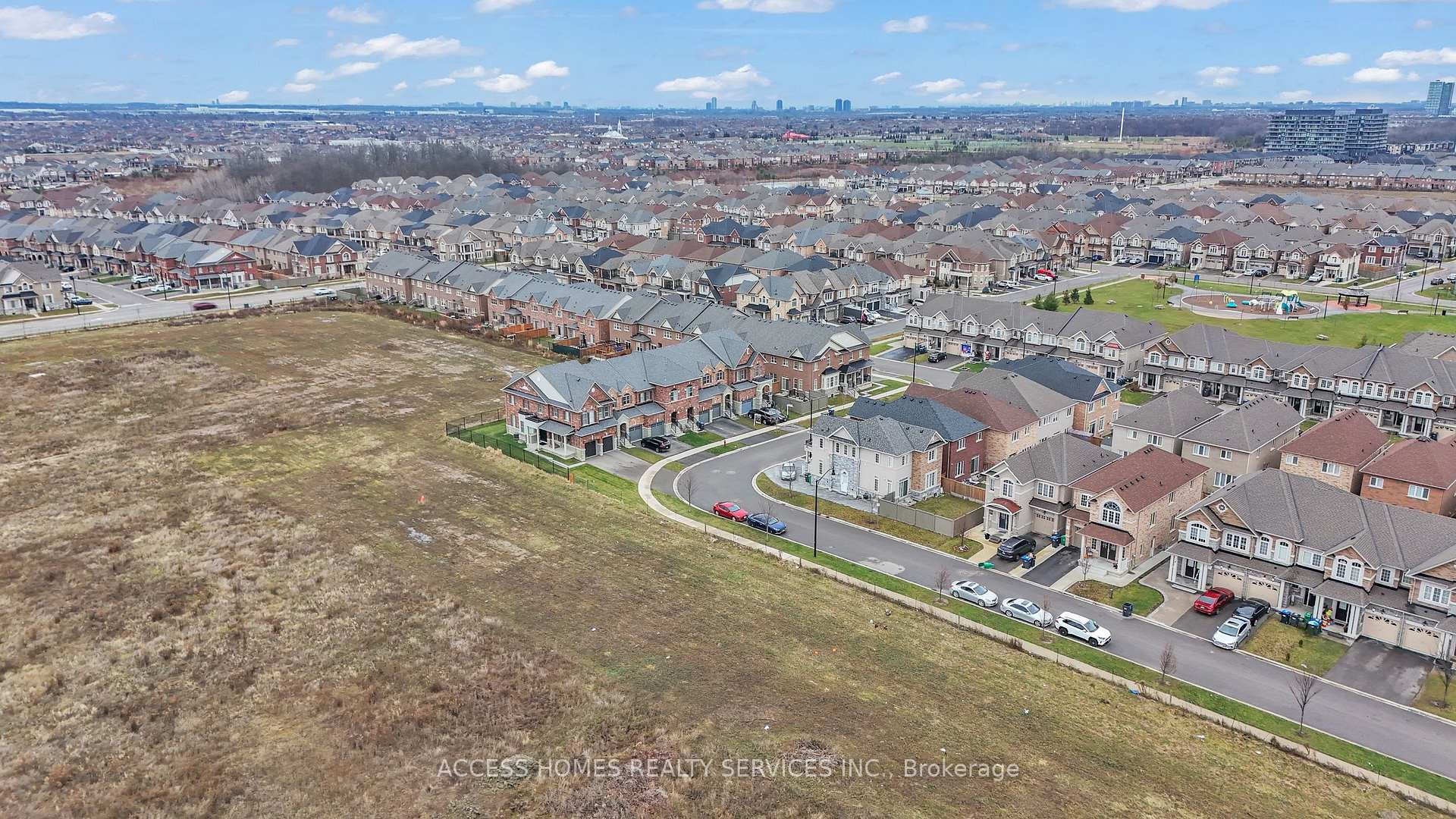 Photo 4 of 100 Padbury Trail, Brampton, Northwest Brampton — HOMEH