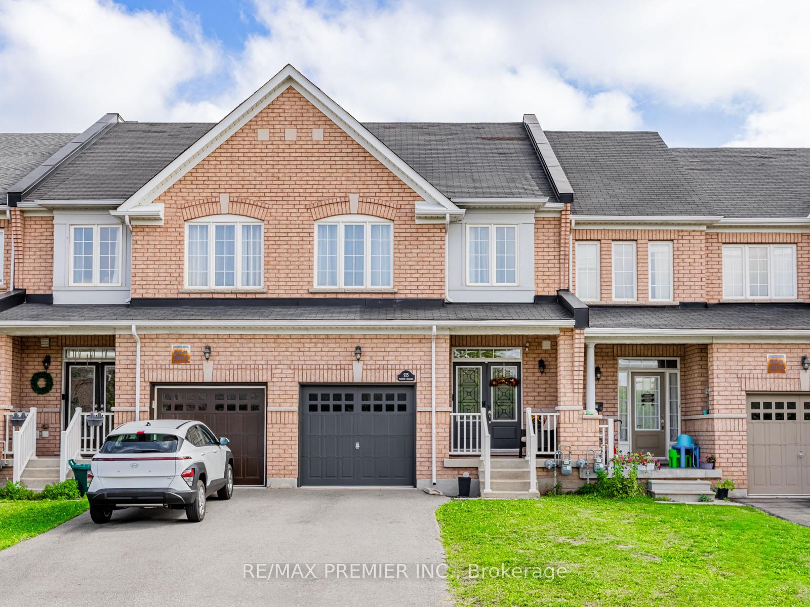 Front of 935 Transom Crescent