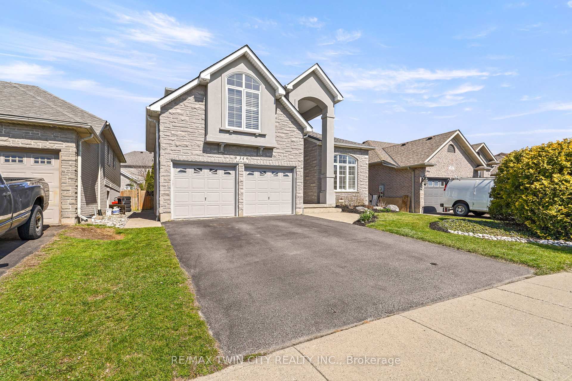 Photo 2 of 34 Jackson Lane, Brantford — HOMEH