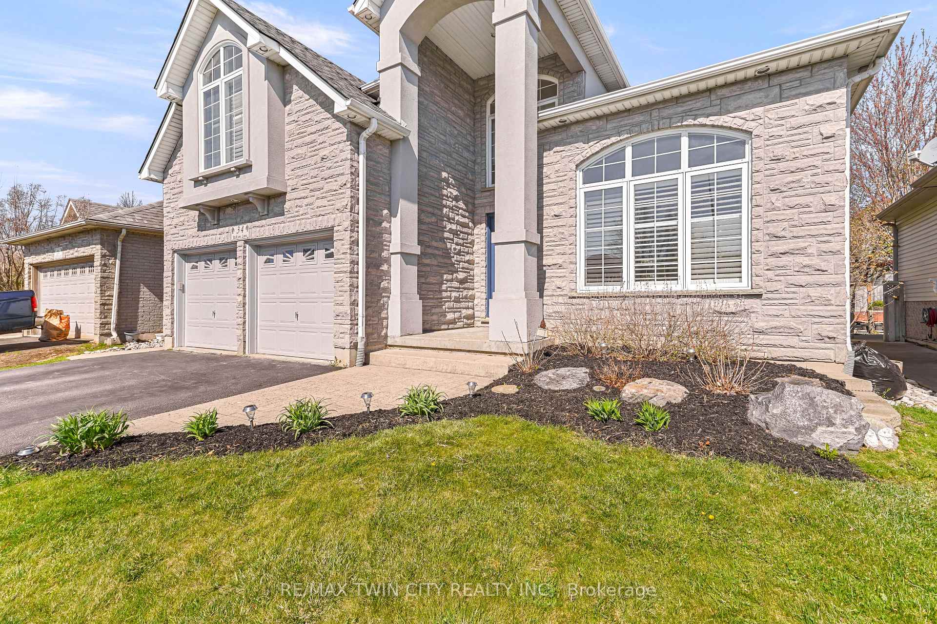 Photo 3 of 34 Jackson Lane, Brantford — HOMEH