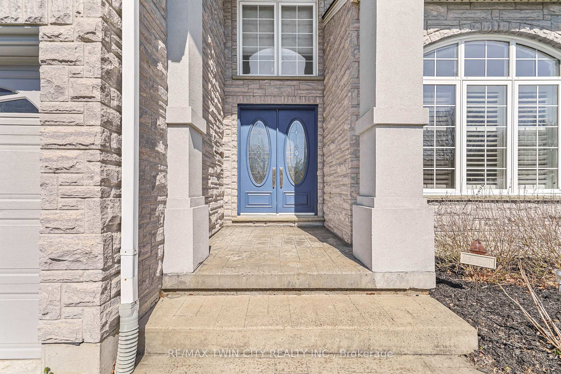 Photo 5 of 34 Jackson Lane, Brantford — HOMEH