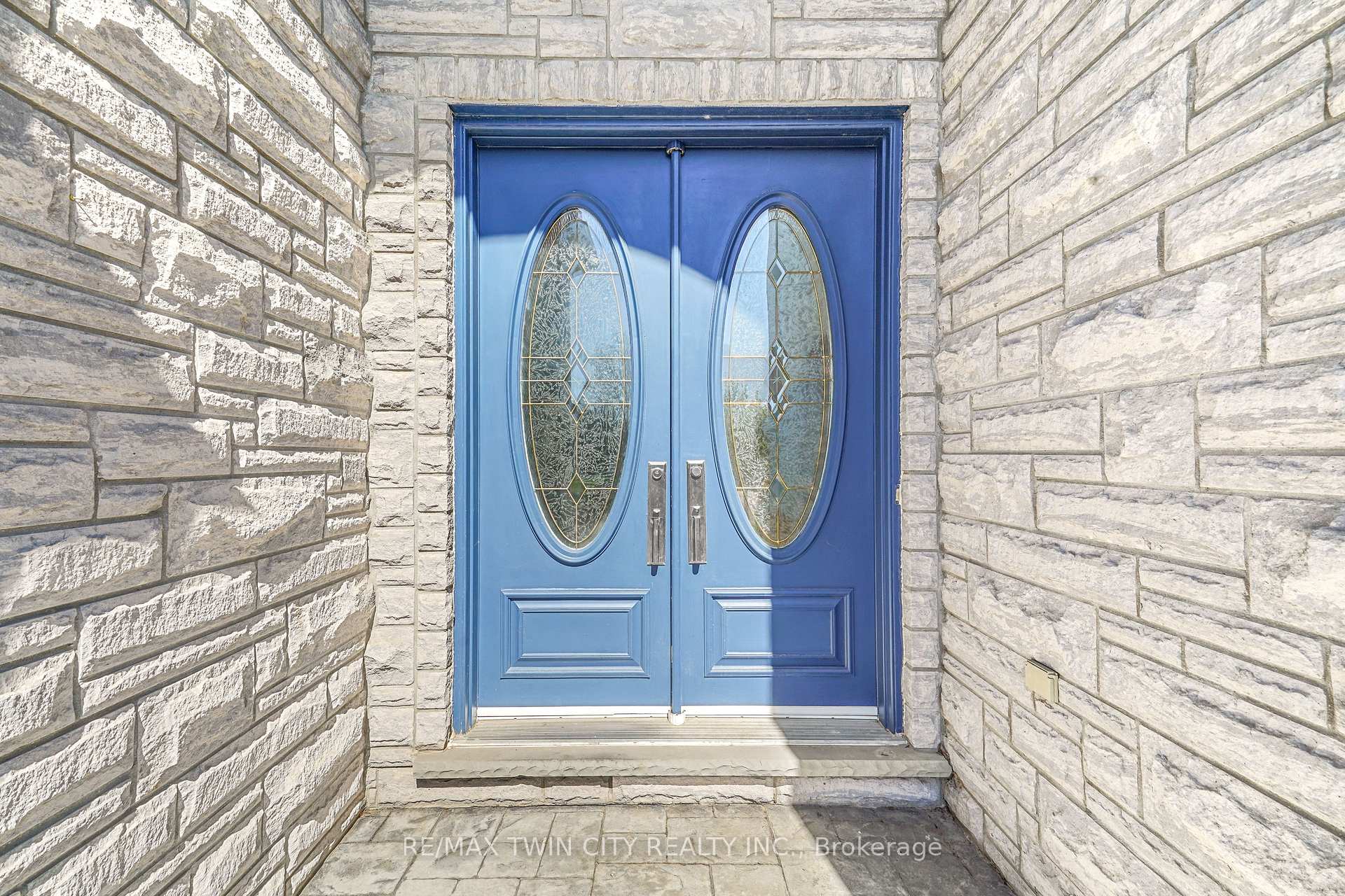 Photo 4 of 34 Jackson Lane, Brantford — HOMEH