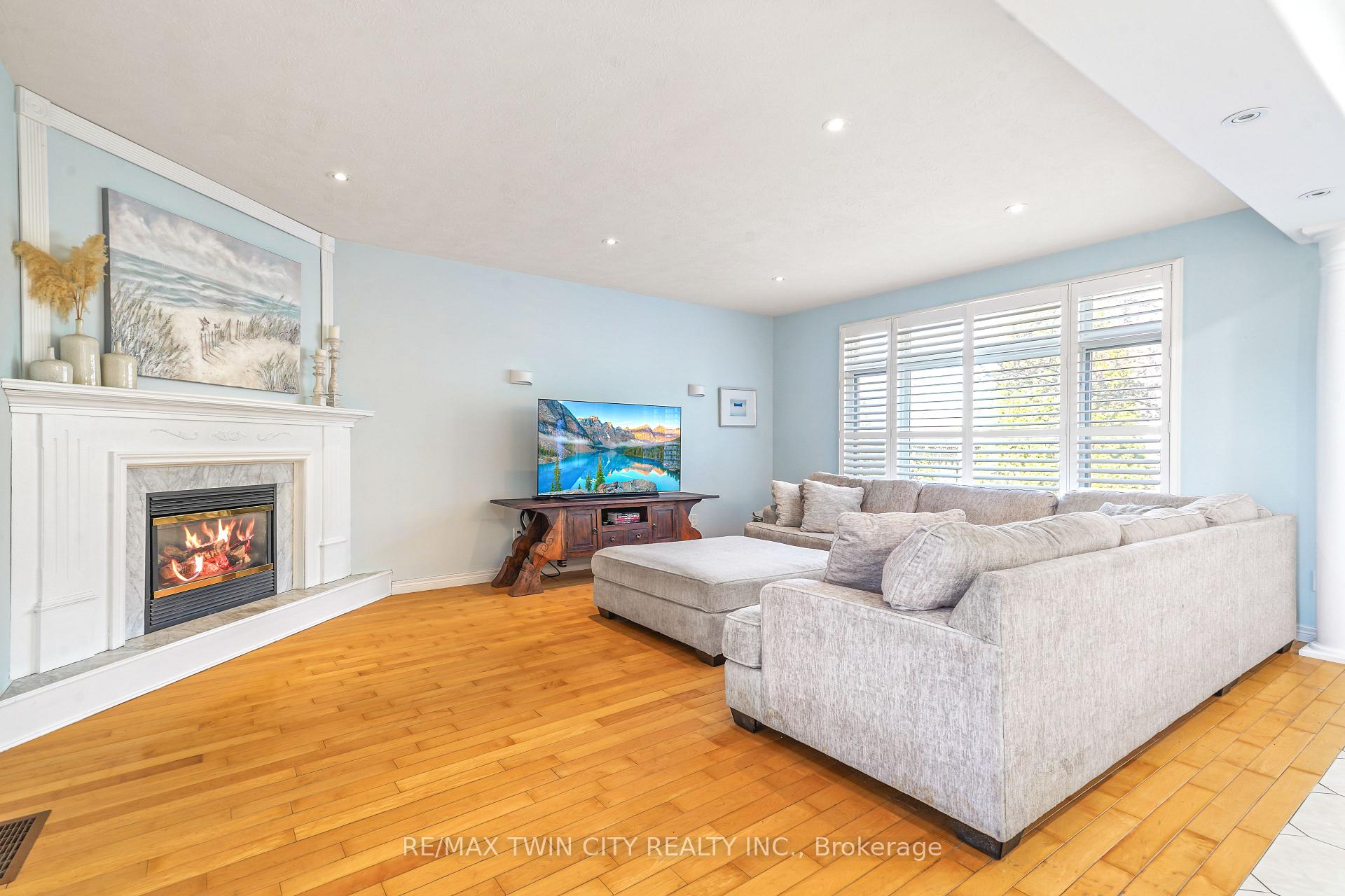 Photo 12 of 34 Jackson Lane, Brantford — HOMEH