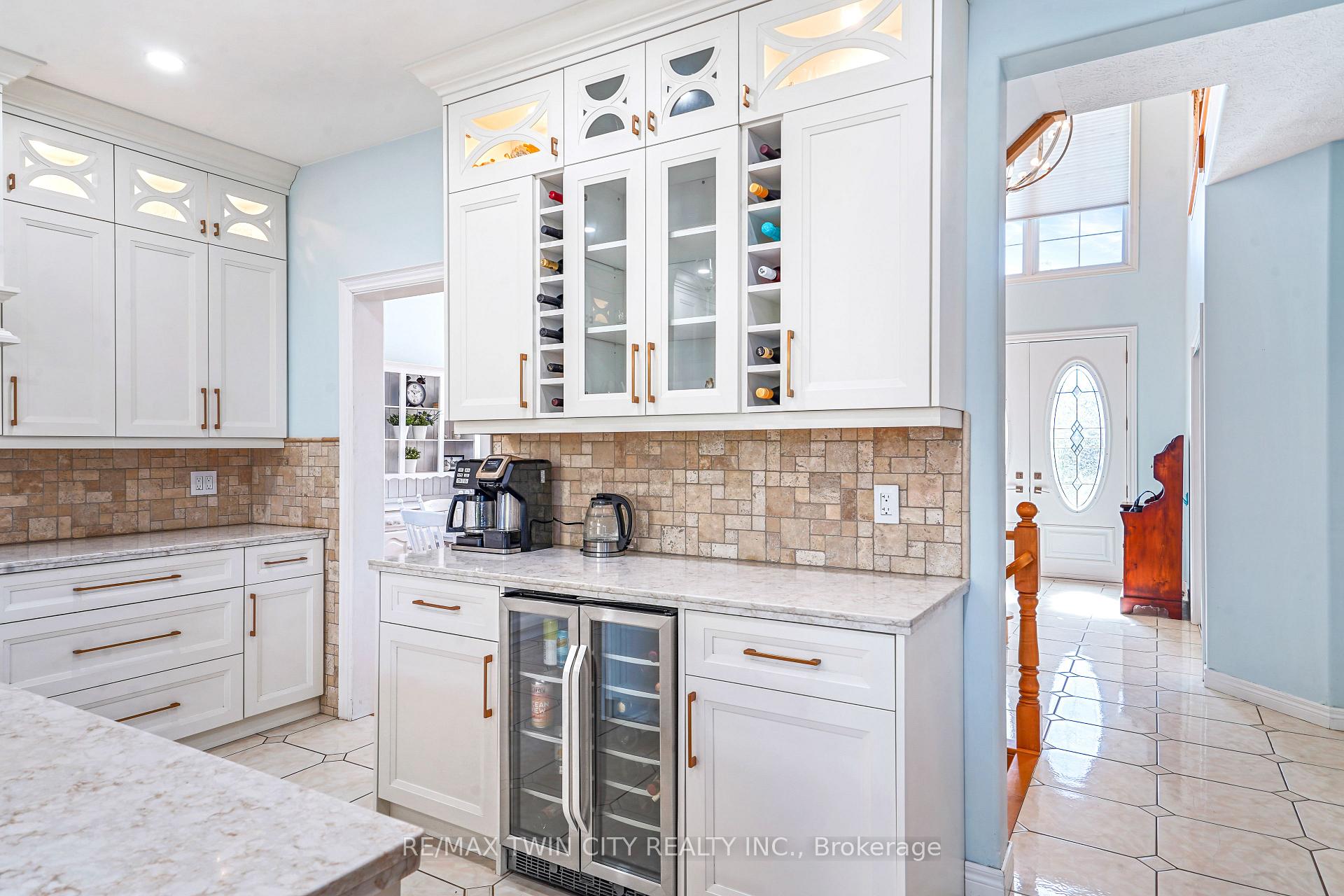 Photo 19 of 34 Jackson Lane, Brantford — HOMEH