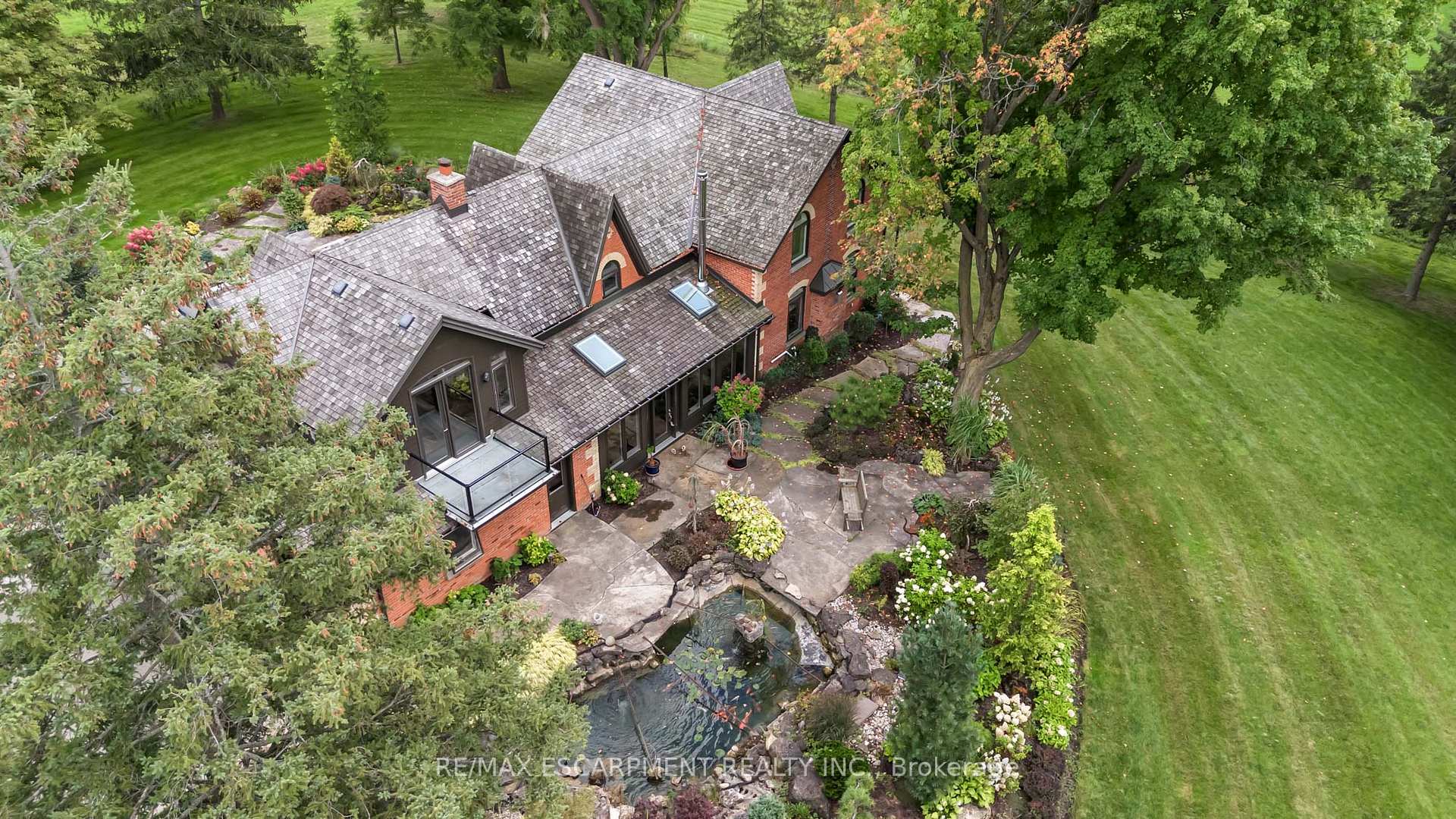 Front of 1399 Safari Road