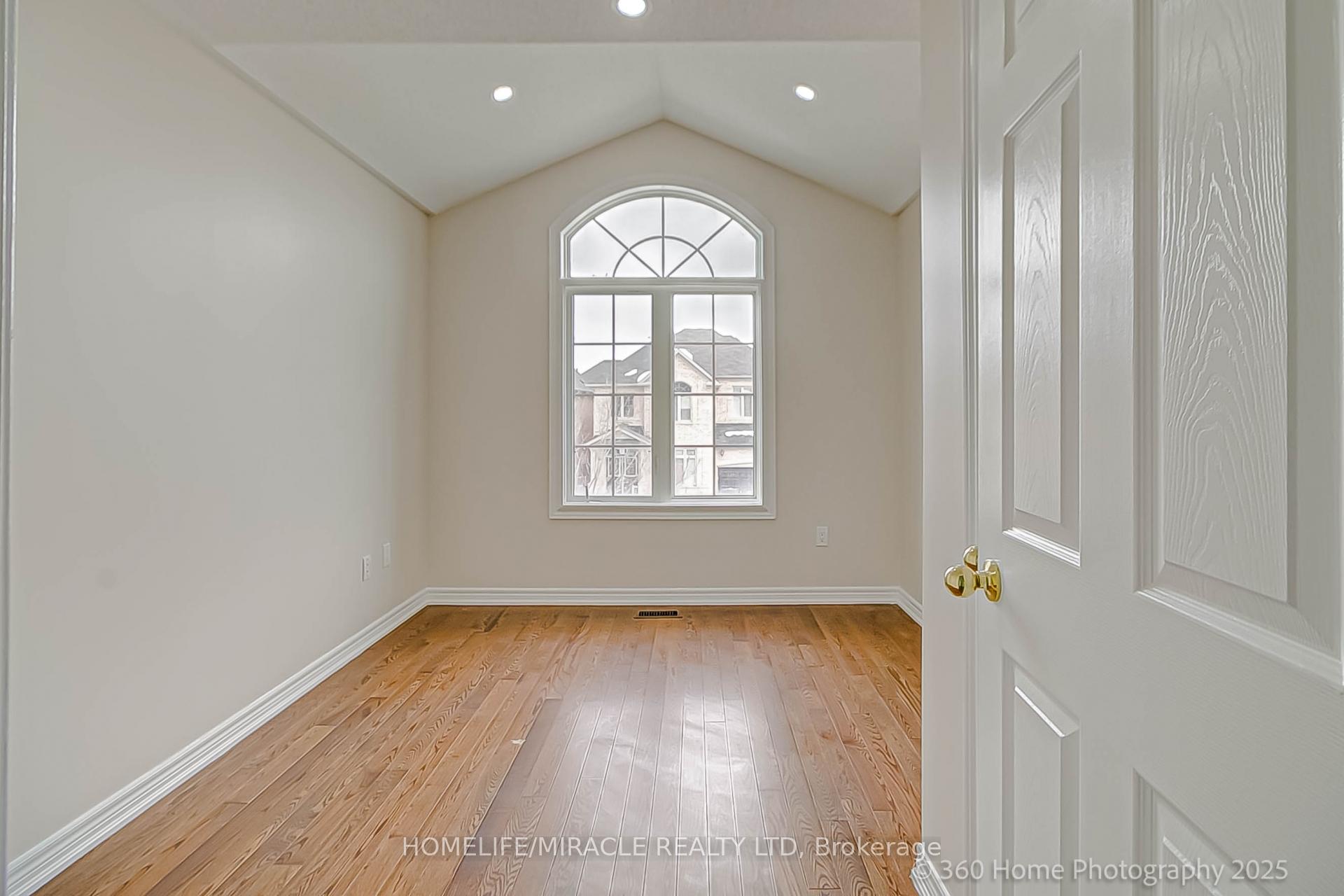 Photo 13 of 20 Amy Avenue, Brampton, Brampton East — HOMEH