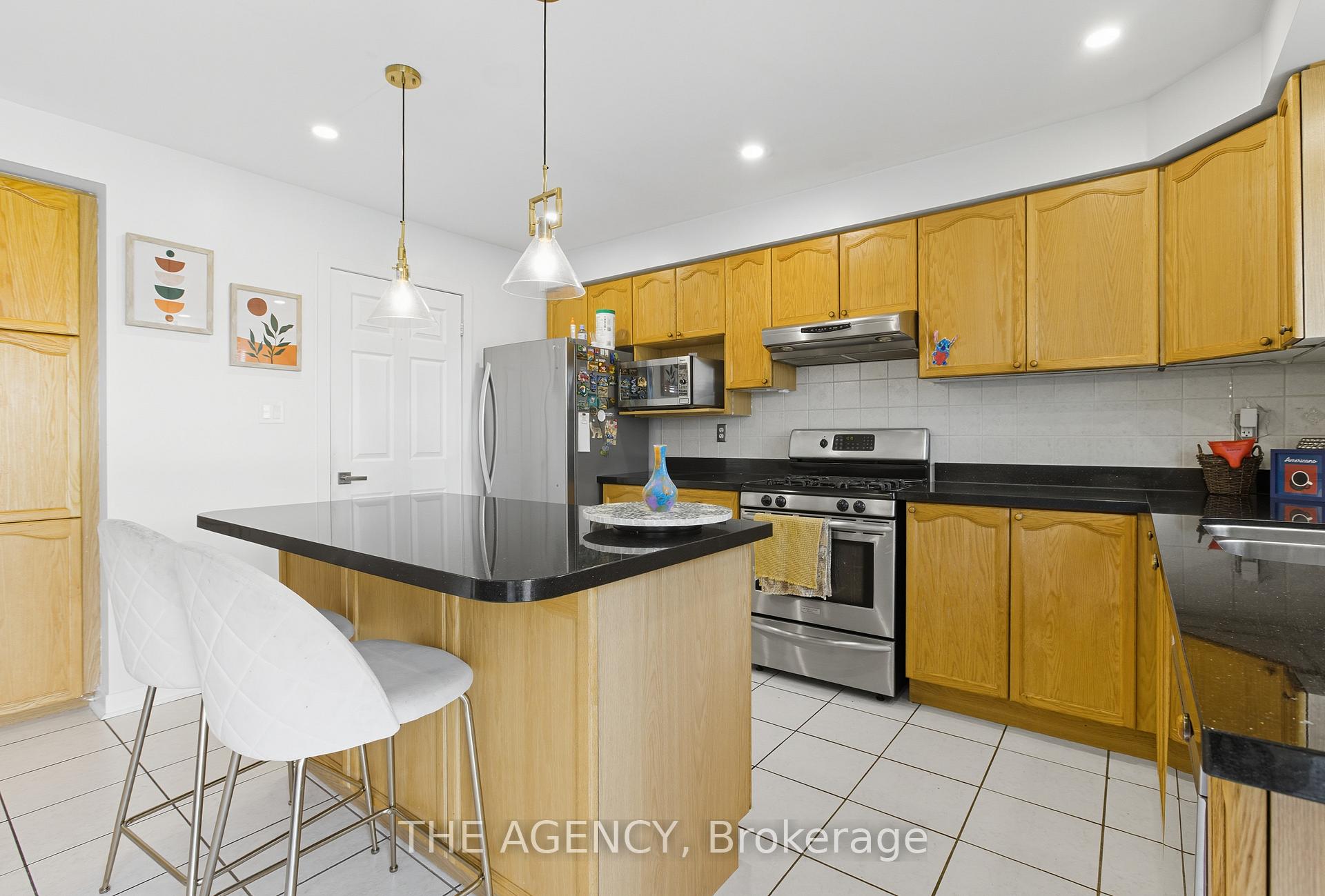 Photo 12 of 12 Robert Attersley Drive E, Whitby, Taunton North — HOMEH