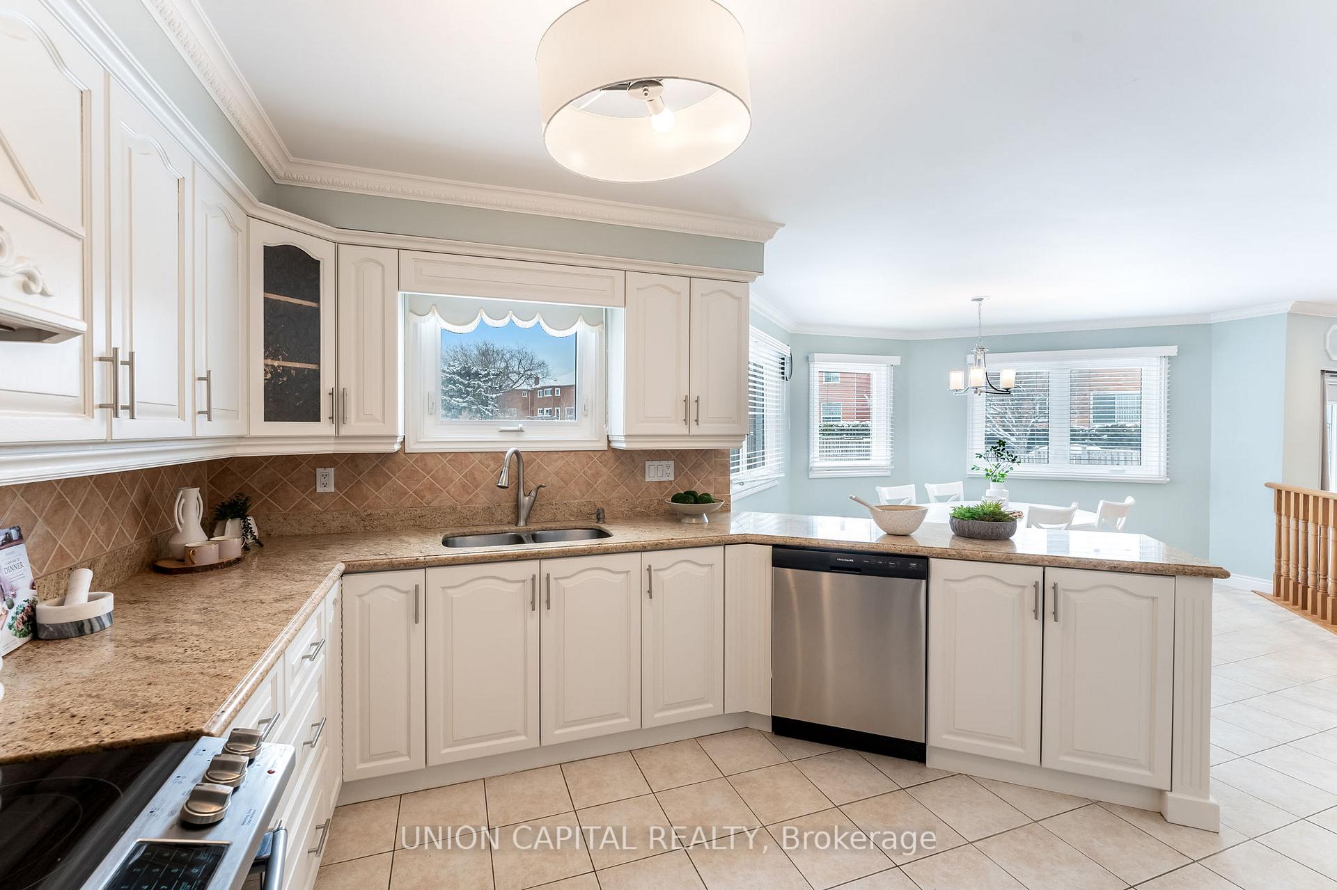 Photo 9 of 21 Bauer Crescent, Markham, Unionville — HOMEH