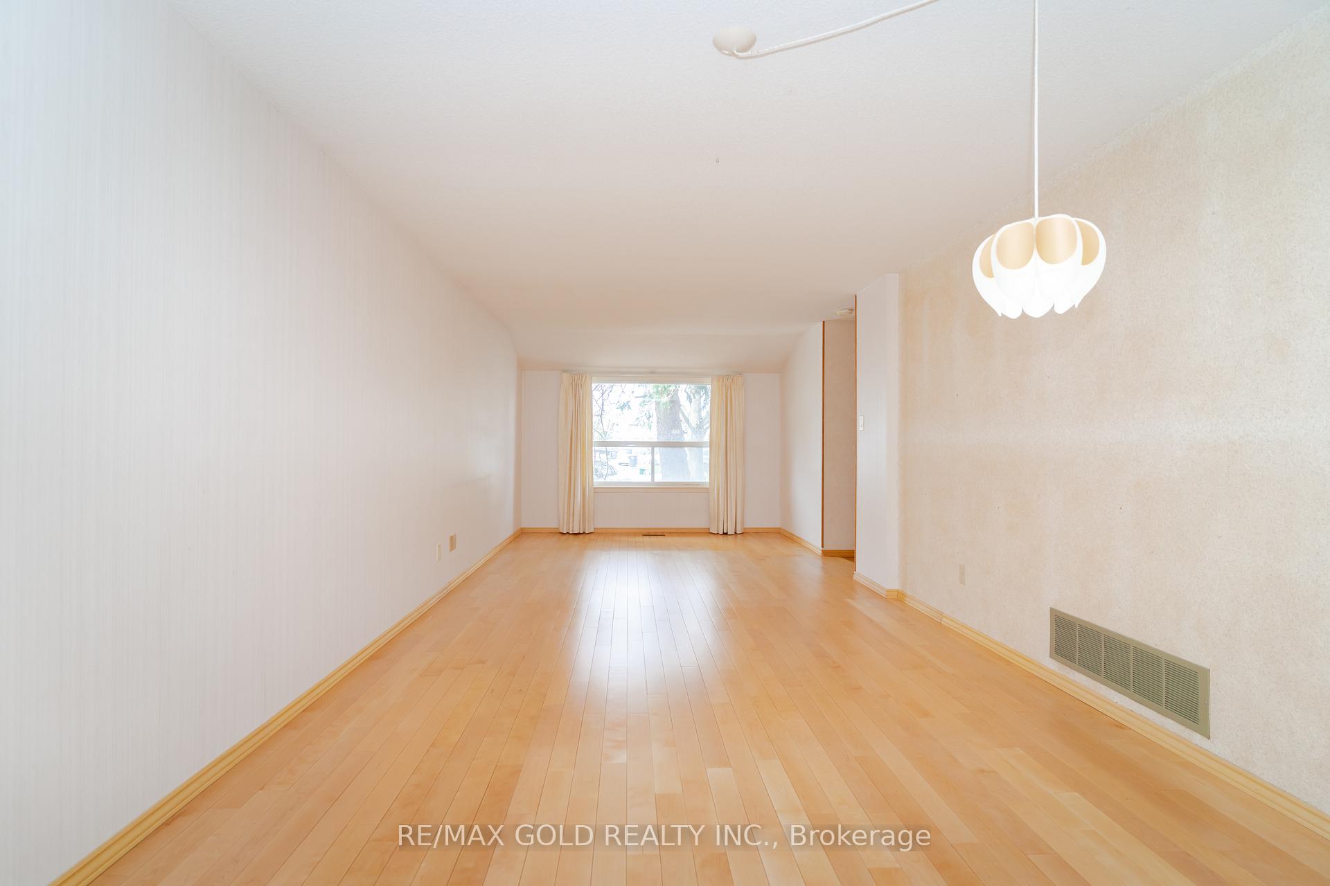 Photo 5 of 76 Mayfair Crescent, Brampton, Central Park — HOMEH