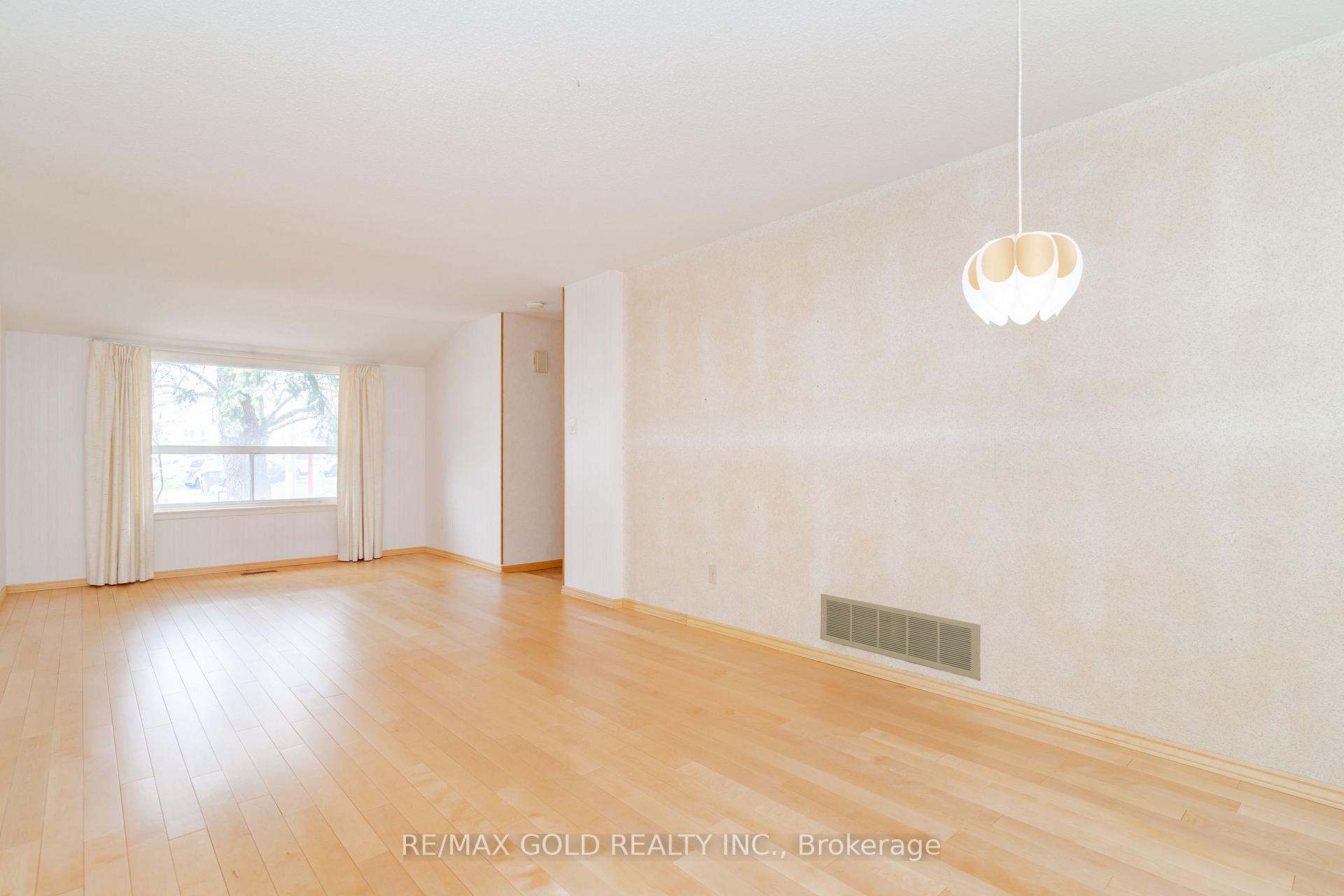 Photo 4 of 76 Mayfair Crescent, Brampton, Central Park — HOMEH