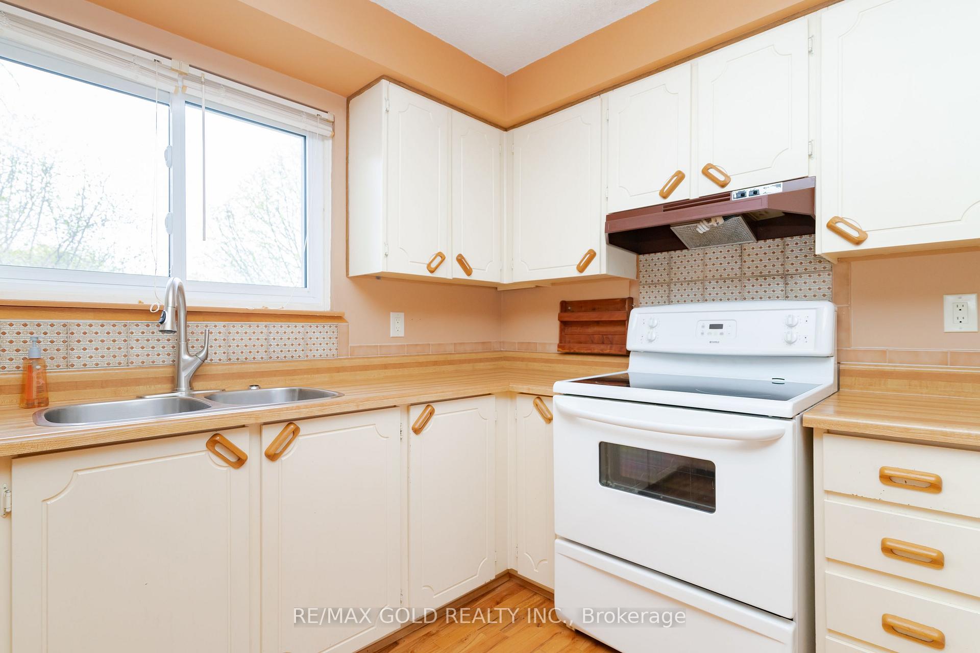 Photo 10 of 76 Mayfair Crescent, Brampton, Central Park — HOMEH