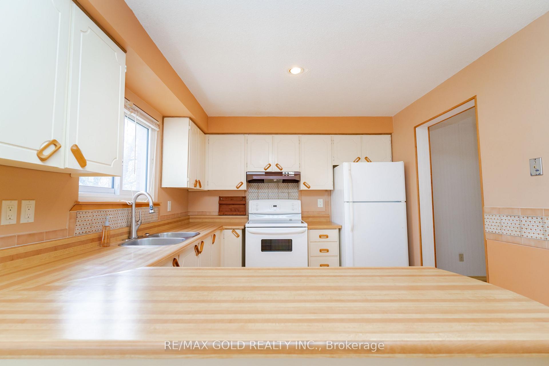 Photo 11 of 76 Mayfair Crescent, Brampton, Central Park — HOMEH