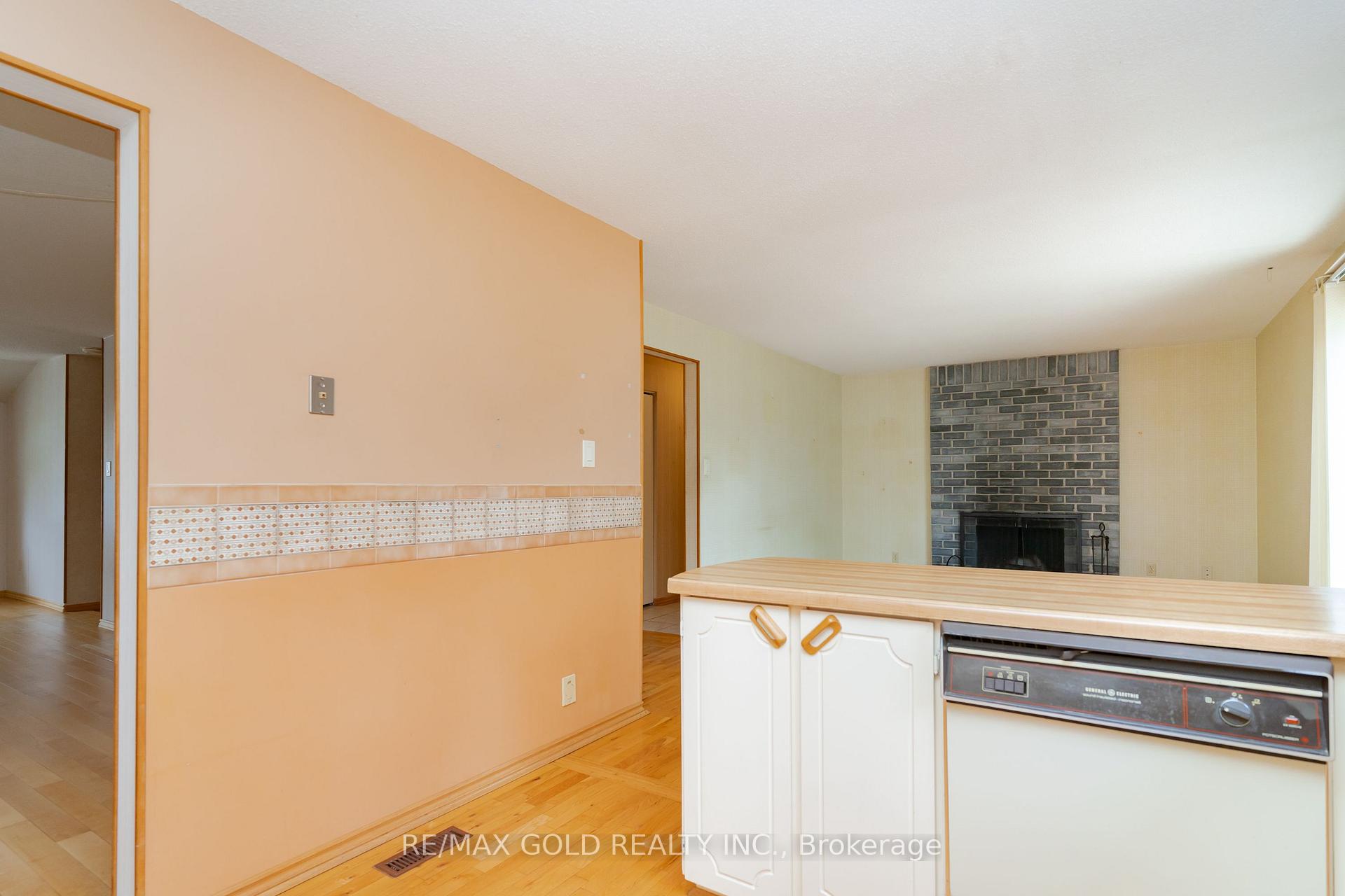 Photo 13 of 76 Mayfair Crescent, Brampton, Central Park — HOMEH