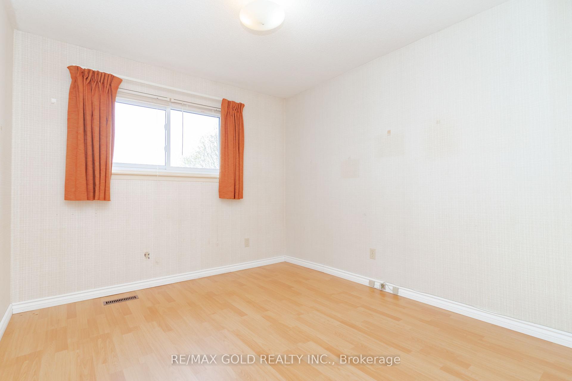 Photo 23 of 76 Mayfair Crescent, Brampton, Central Park — HOMEH