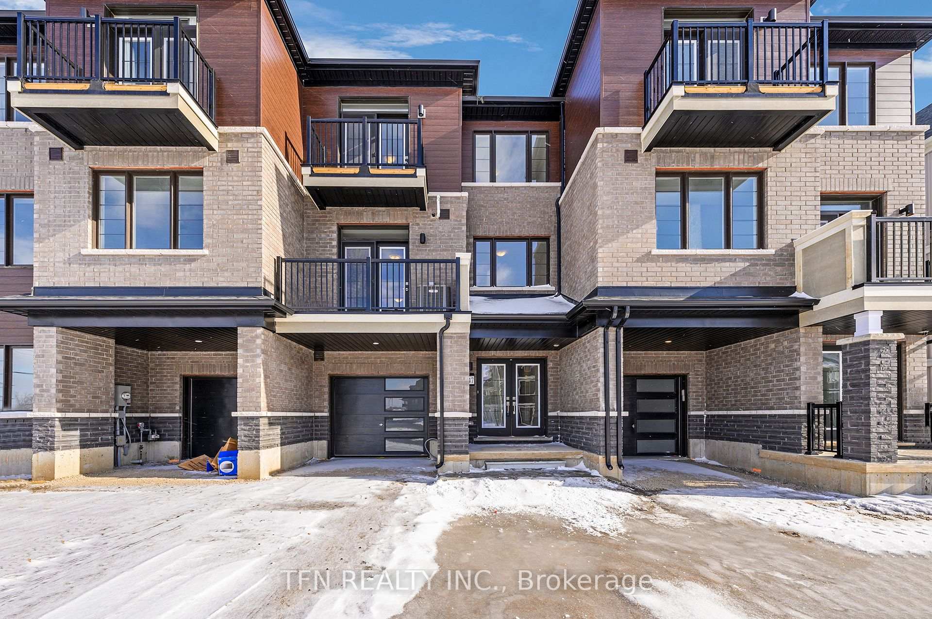 Photo 4 of 47 Norwich Crescent, Haldimand — HOMEH