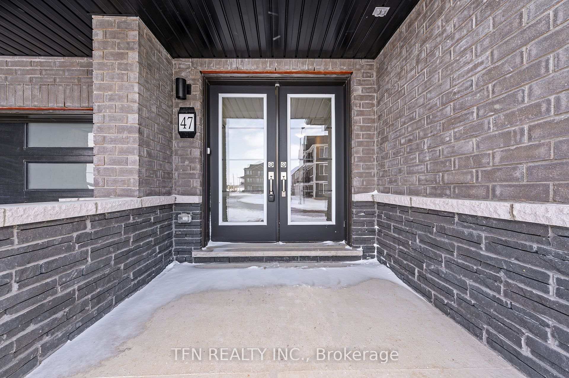 Photo 2 of 47 Norwich Crescent, Haldimand — HOMEH