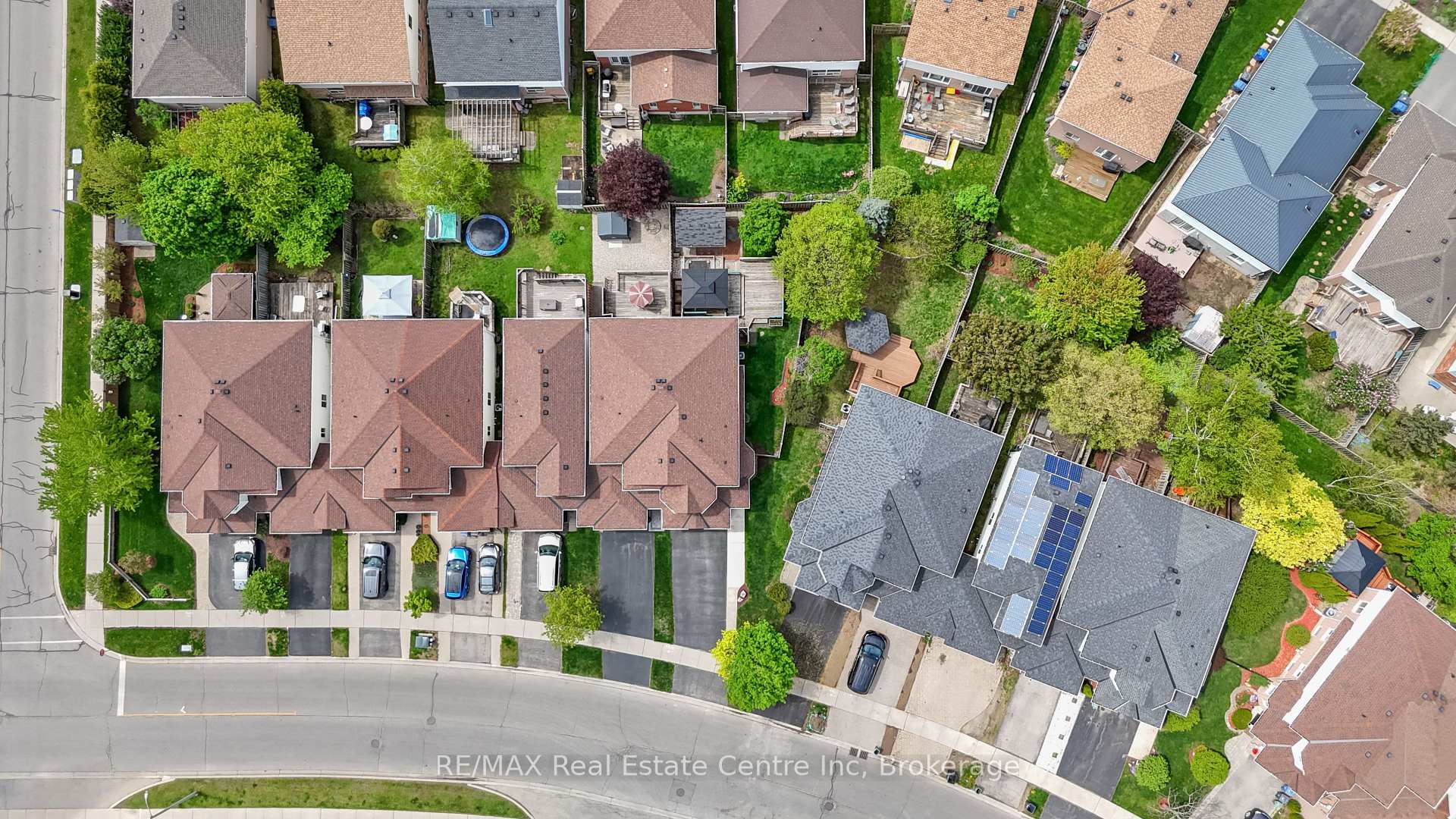 Photo 3 of 137 Gosling Gardens, Guelph, Clairfields/Hanlon Business Park — HOMEH