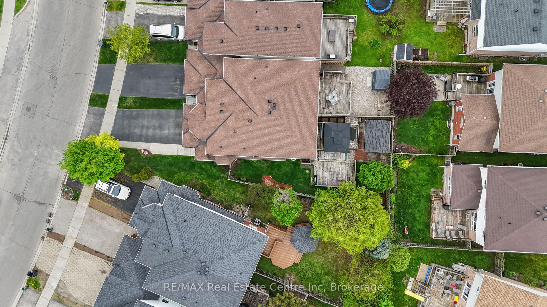 Photo 4 of 137 Gosling Gardens, Guelph, Clairfields/Hanlon Business Park — HOMEH