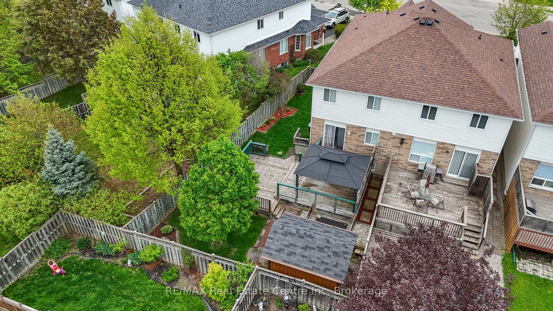 Photo 5 of 137 Gosling Gardens, Guelph, Clairfields/Hanlon Business Park — HOMEH
