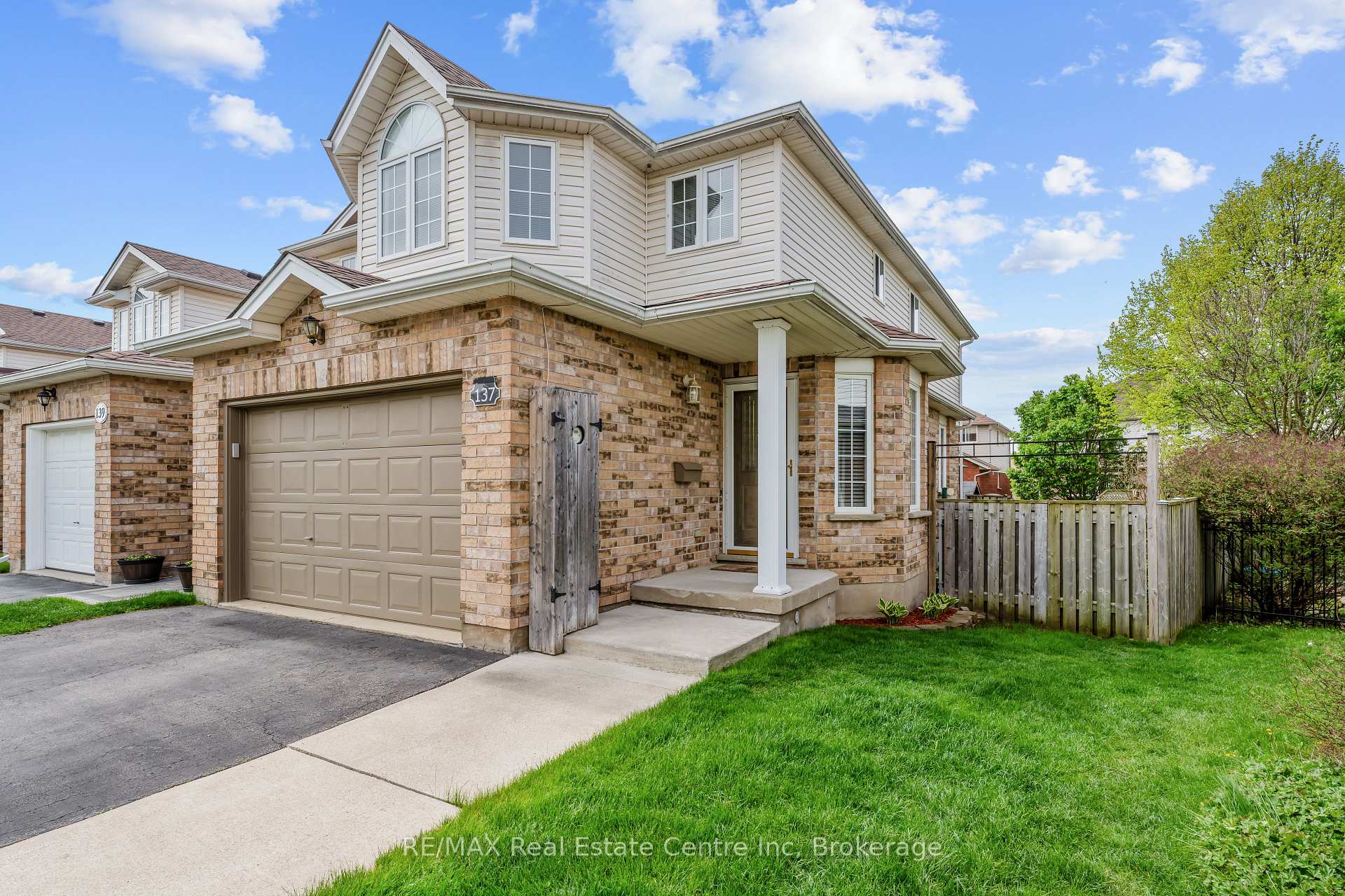 Photo 7 of 137 Gosling Gardens, Guelph, Clairfields/Hanlon Business Park — HOMEH