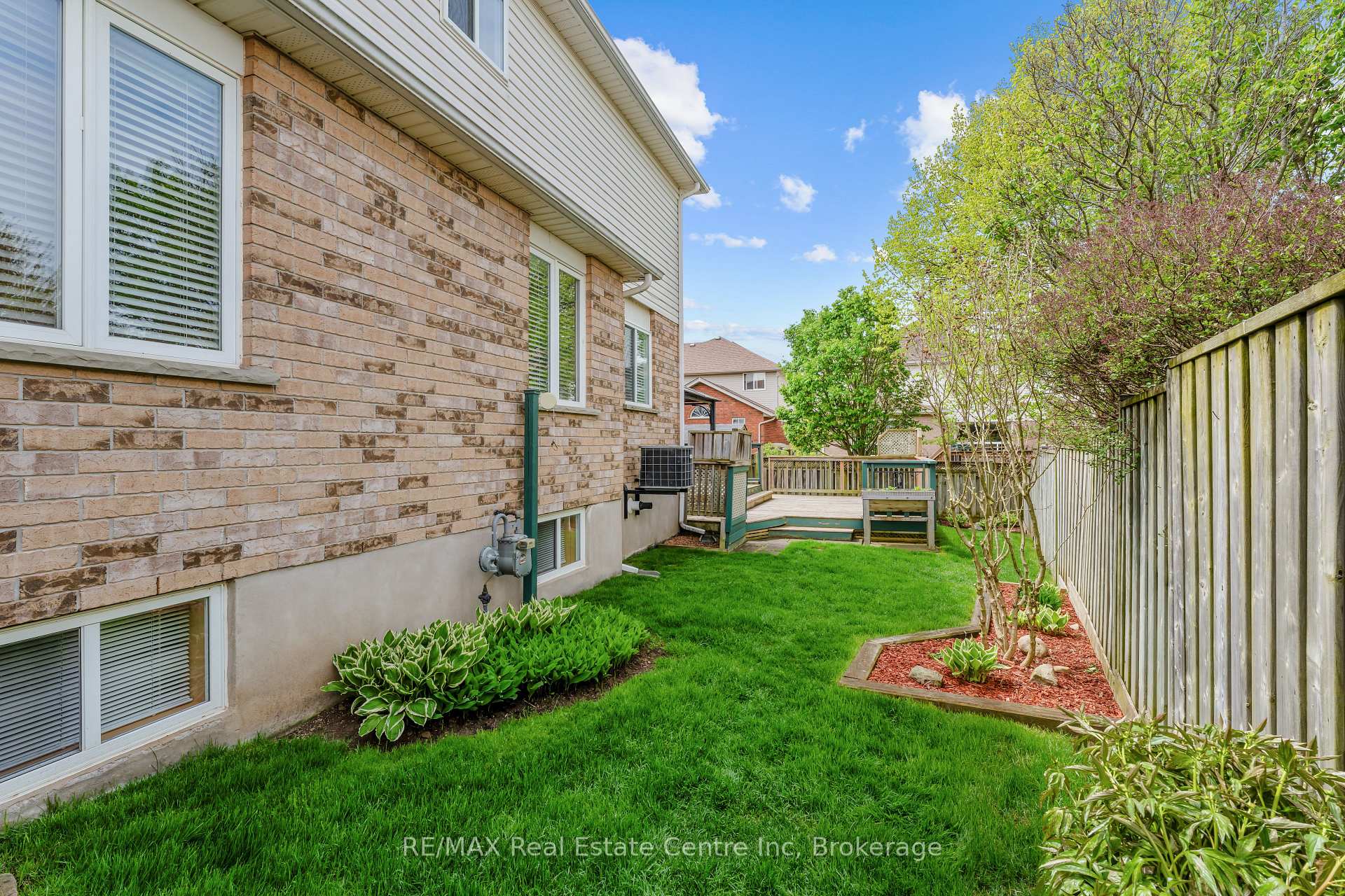 Photo 8 of 137 Gosling Gardens, Guelph, Clairfields/Hanlon Business Park — HOMEH