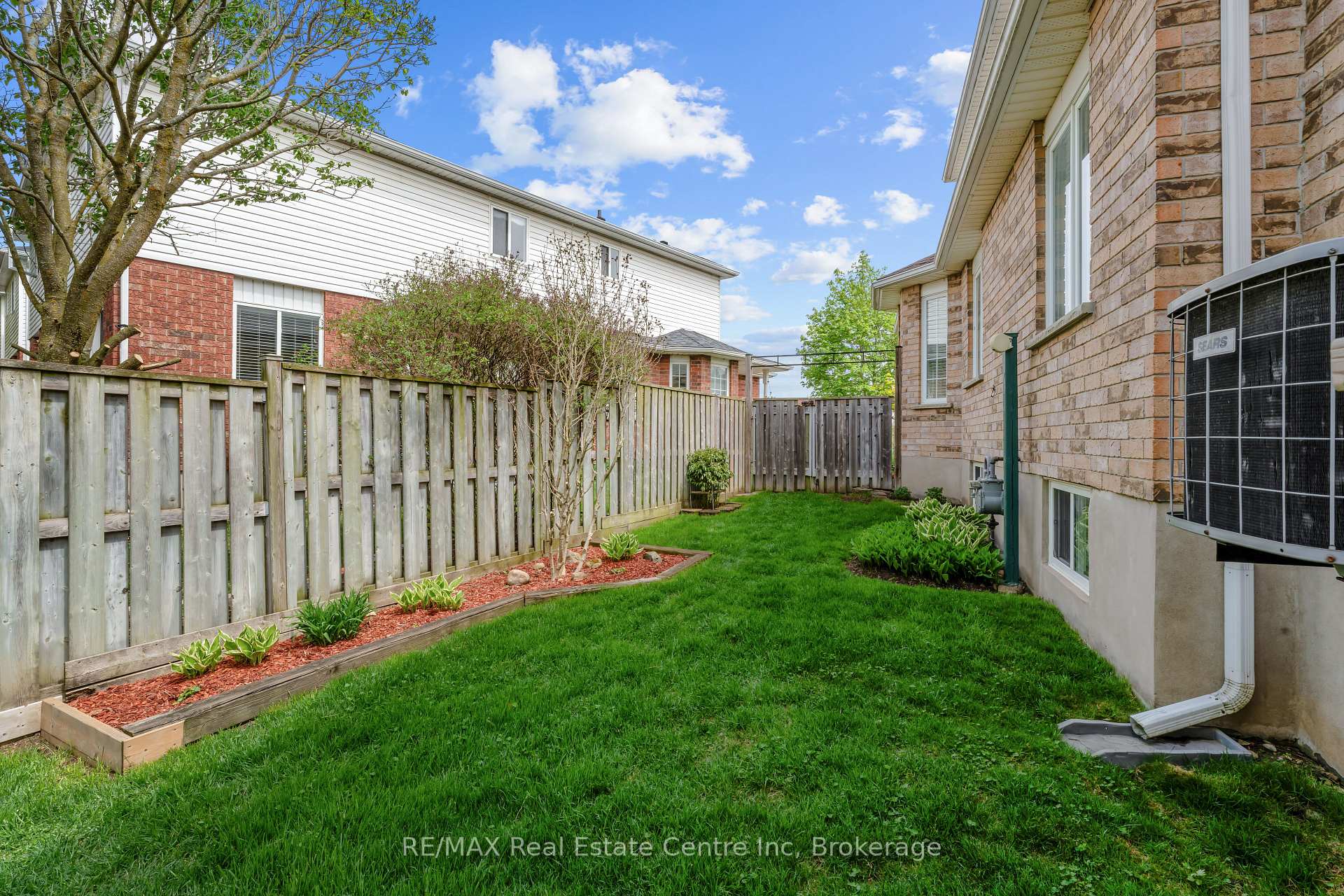 Photo 9 of 137 Gosling Gardens, Guelph, Clairfields/Hanlon Business Park — HOMEH