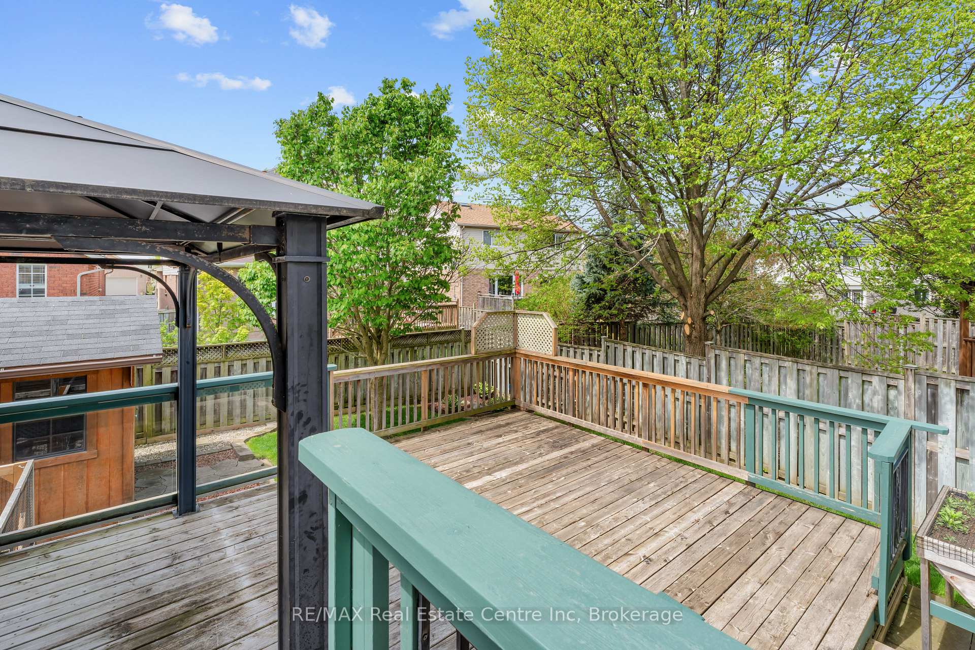 Photo 15 of 137 Gosling Gardens, Guelph, Clairfields/Hanlon Business Park — HOMEH