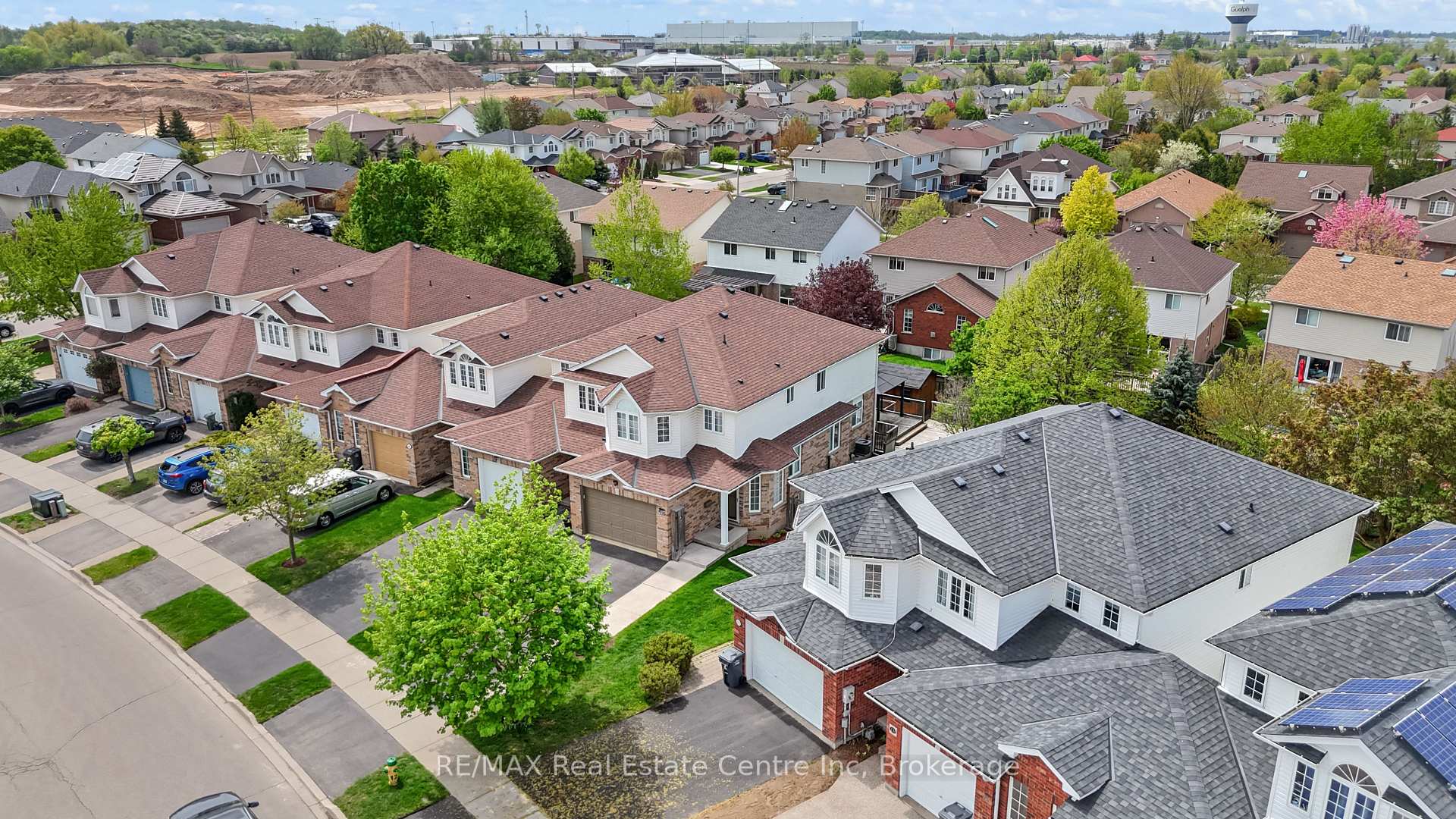 Photo 16 of 137 Gosling Gardens, Guelph, Clairfields/Hanlon Business Park — HOMEH
