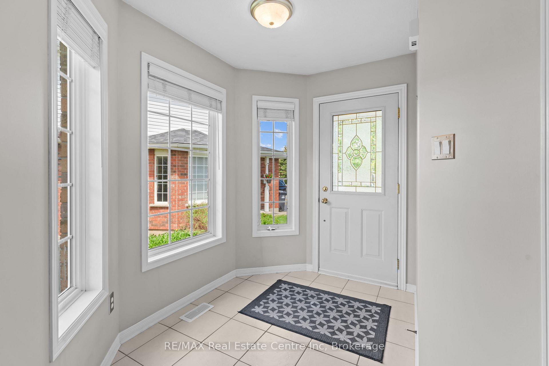 Photo 17 of 137 Gosling Gardens, Guelph, Clairfields/Hanlon Business Park — HOMEH