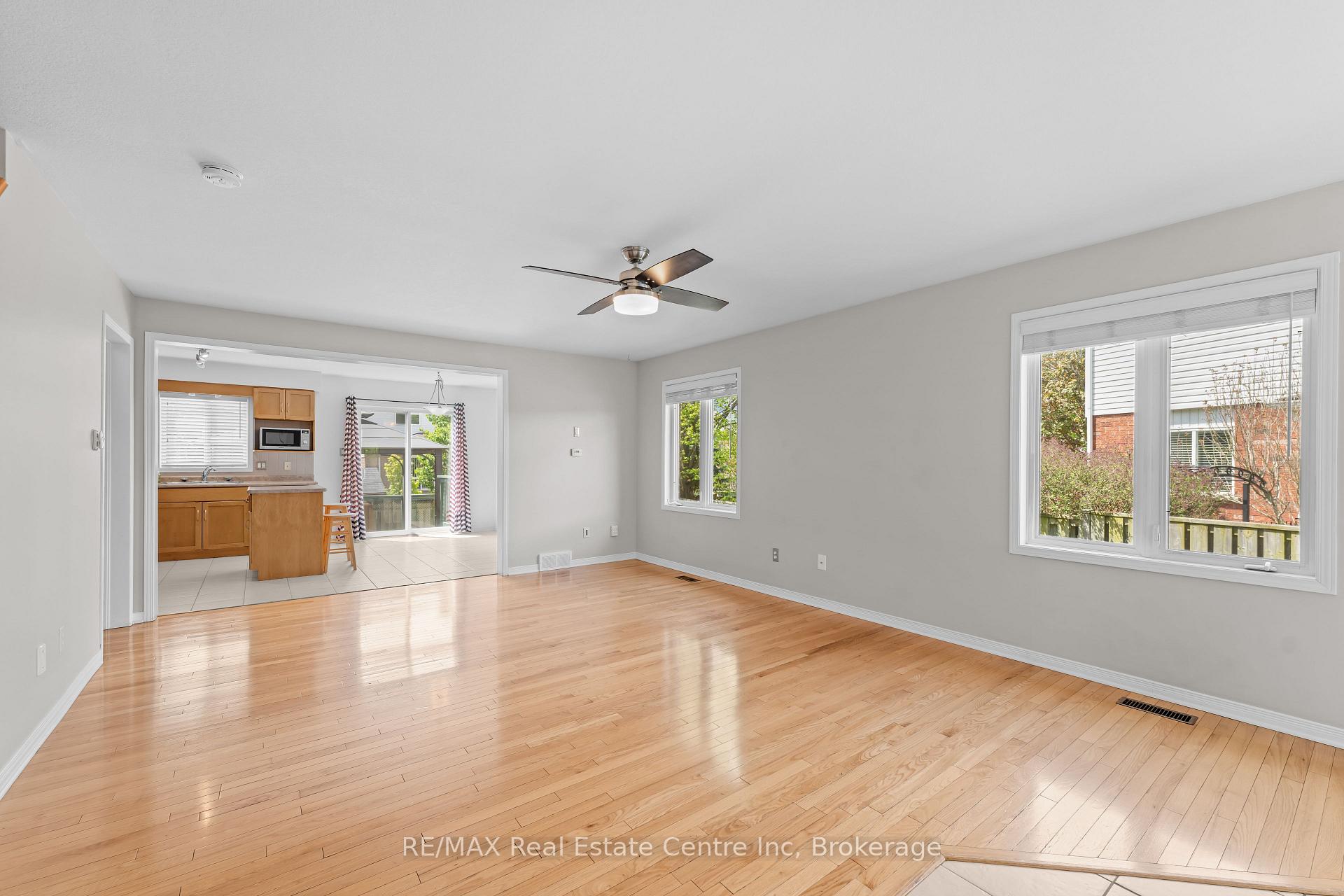 Photo 19 of 137 Gosling Gardens, Guelph, Clairfields/Hanlon Business Park — HOMEH