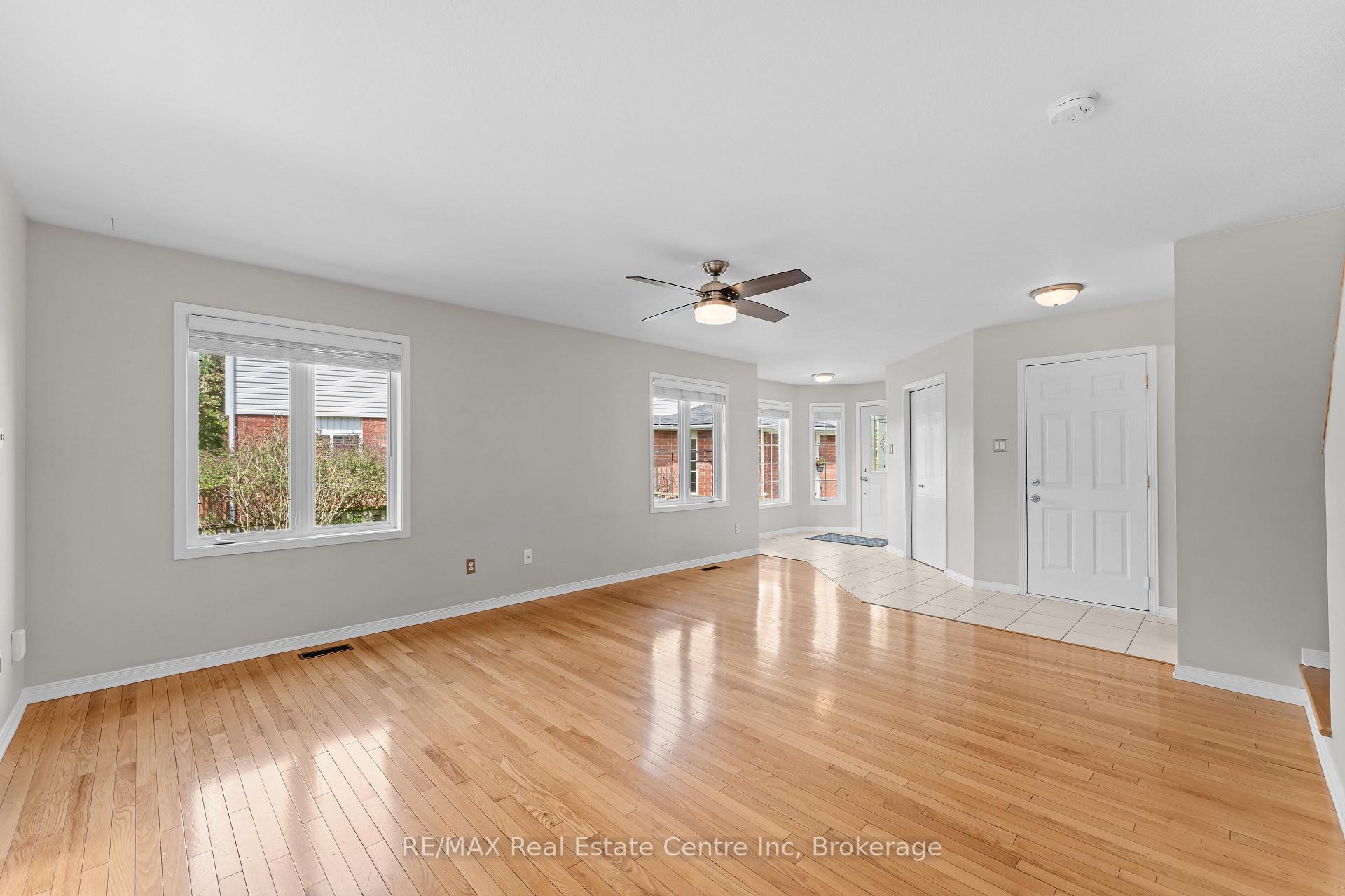 Photo 22 of 137 Gosling Gardens, Guelph, Clairfields/Hanlon Business Park — HOMEH