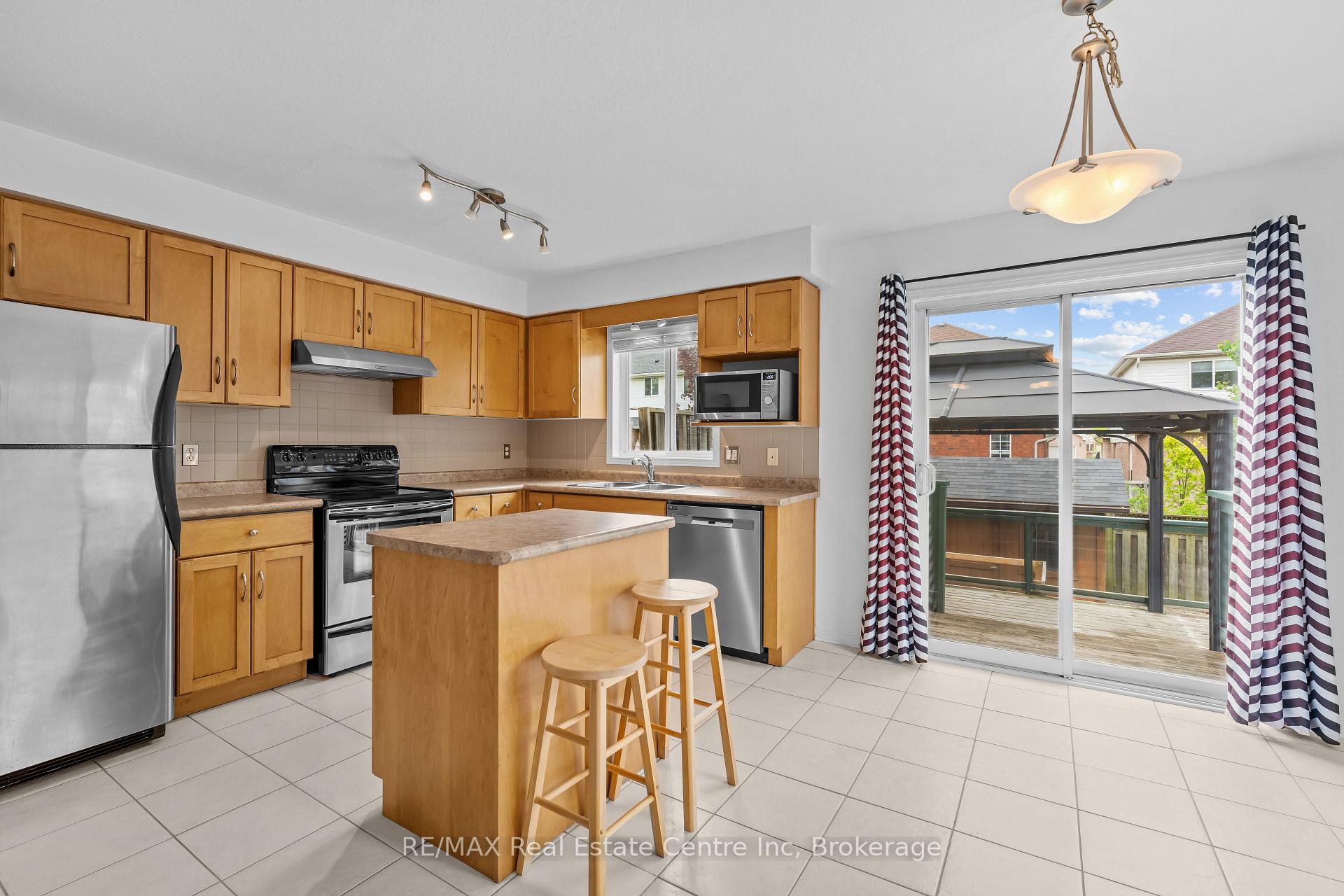 Photo 23 of 137 Gosling Gardens, Guelph, Clairfields/Hanlon Business Park — HOMEH