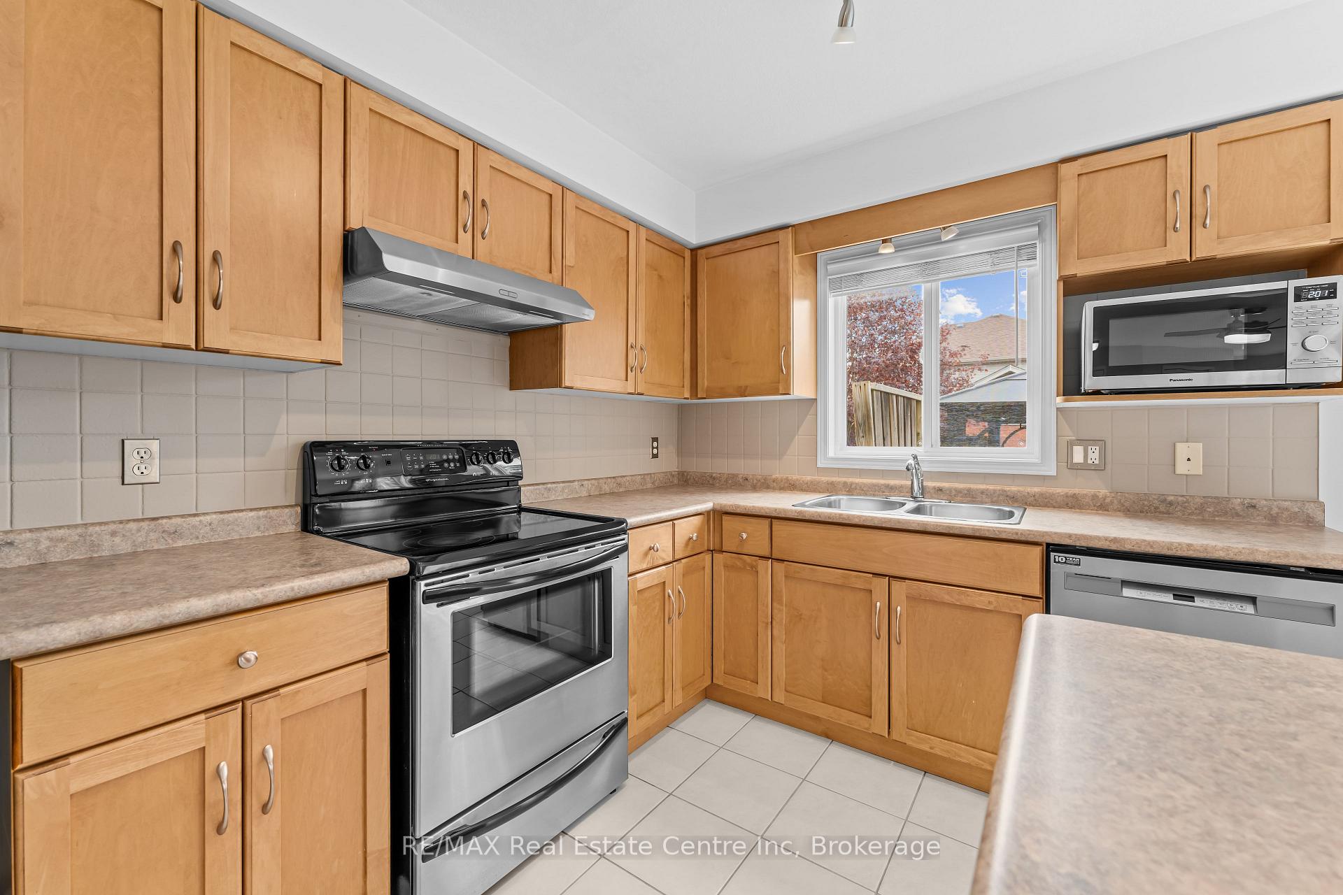 Photo 24 of 137 Gosling Gardens, Guelph, Clairfields/Hanlon Business Park — HOMEH